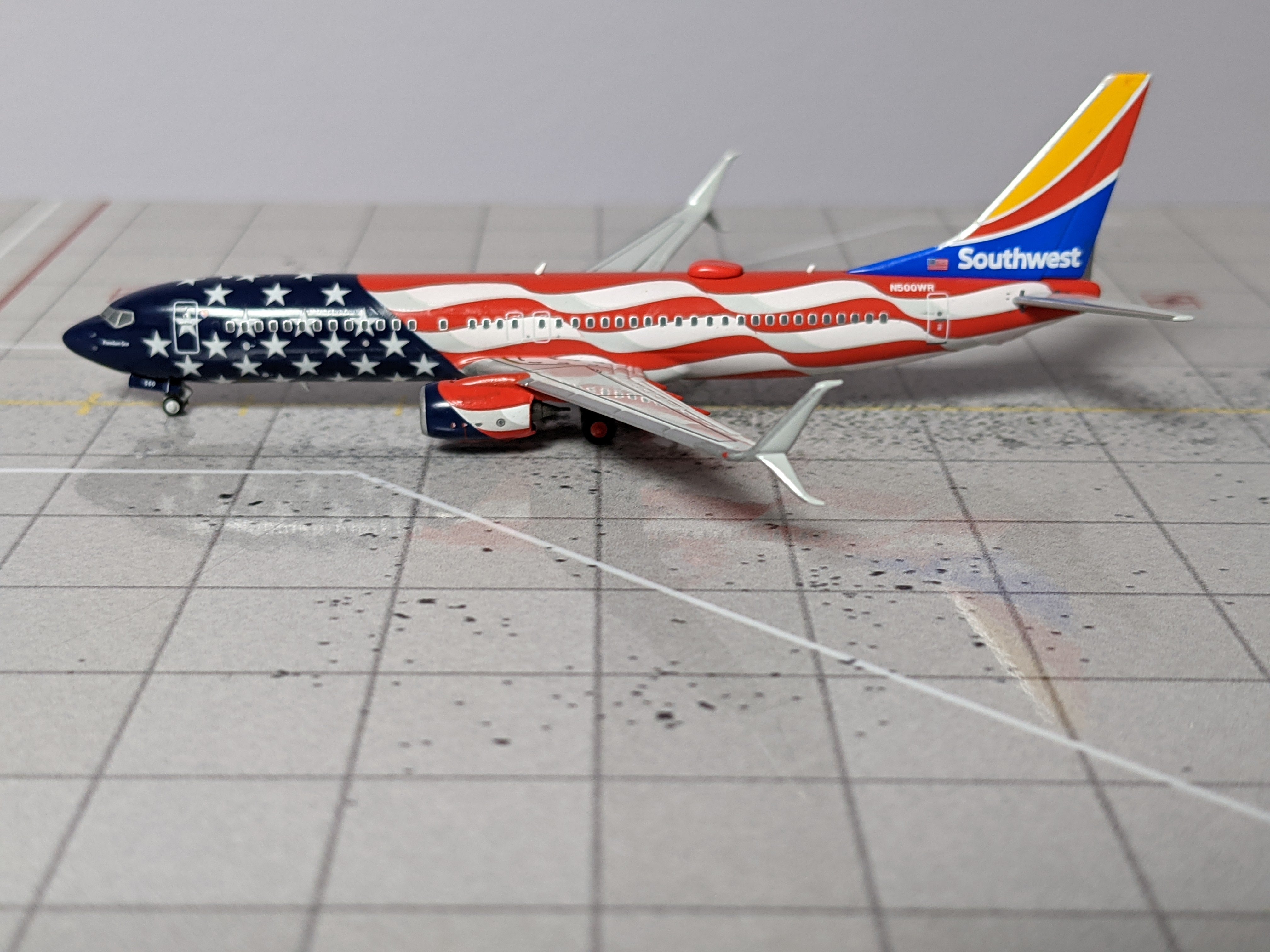 1:400 NG MODELS SOUTHWEST B737-800 N500WR "FREEDOM ONE" USA FLAG