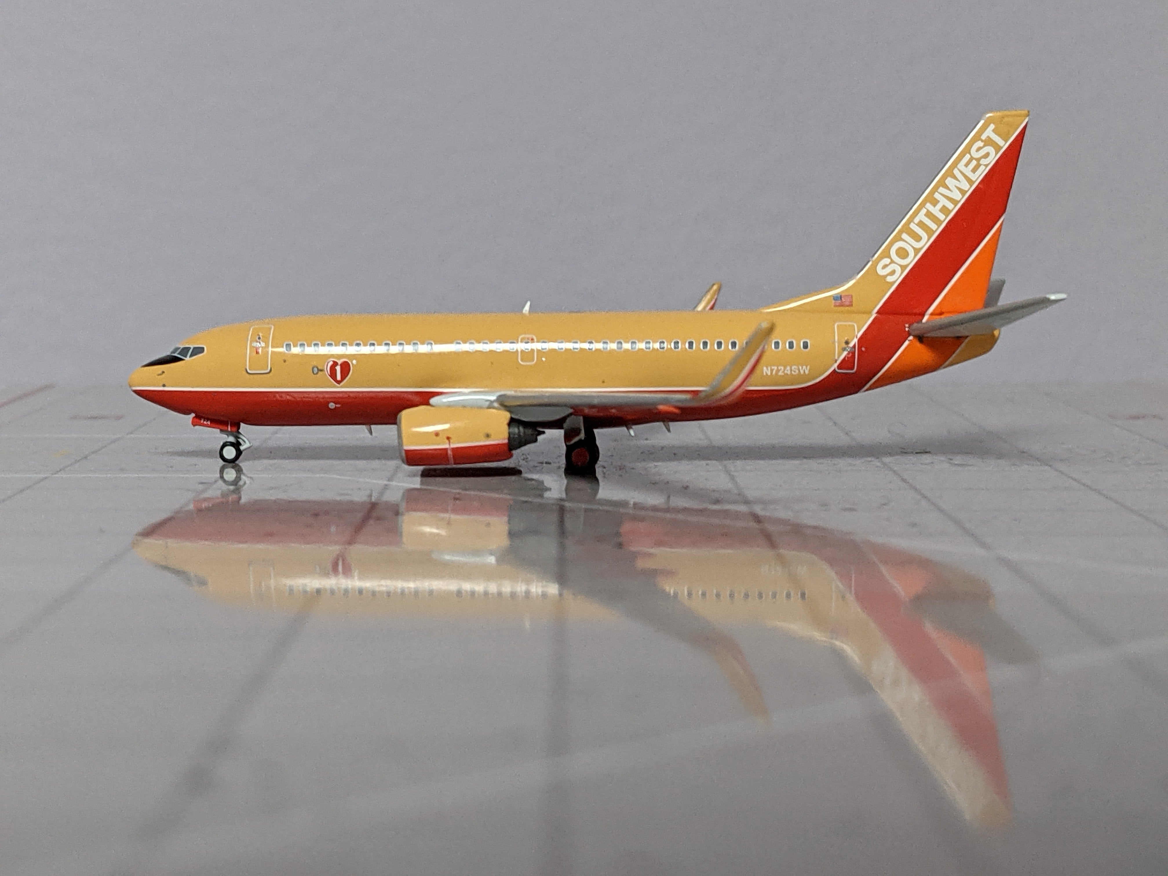 1:400 PANDA SOUTHWEST B737-700 N724SW "DESERT GOLD"