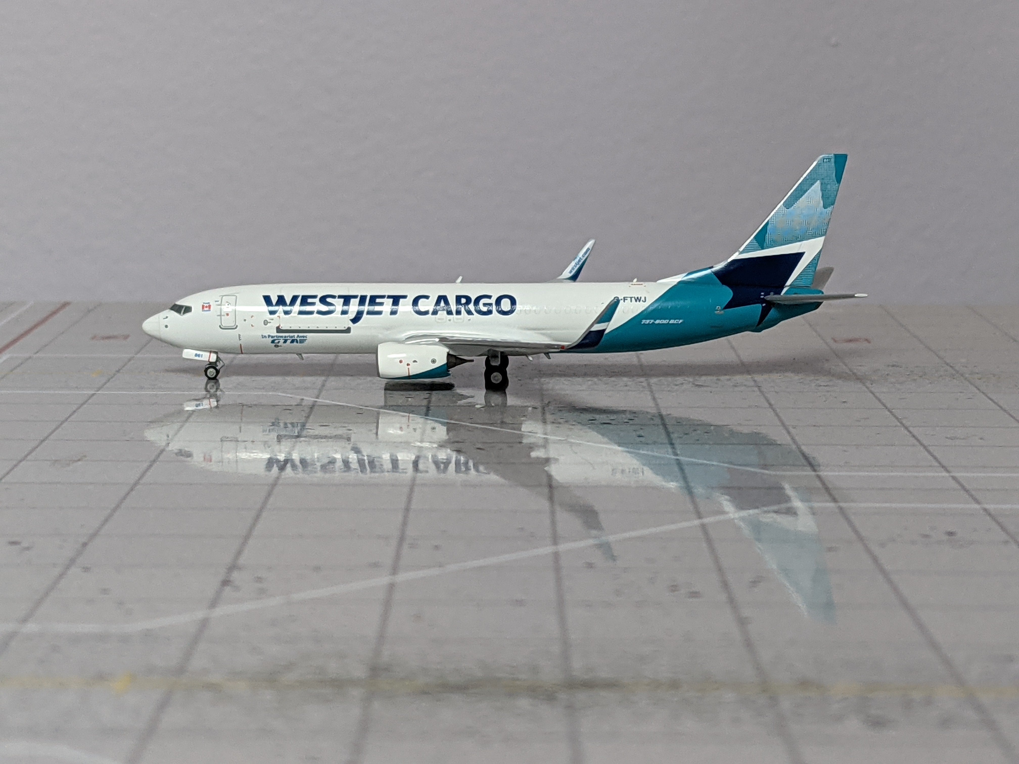 1:400 NG Westjet Cargo B737-800BCF/w C-FTWJ