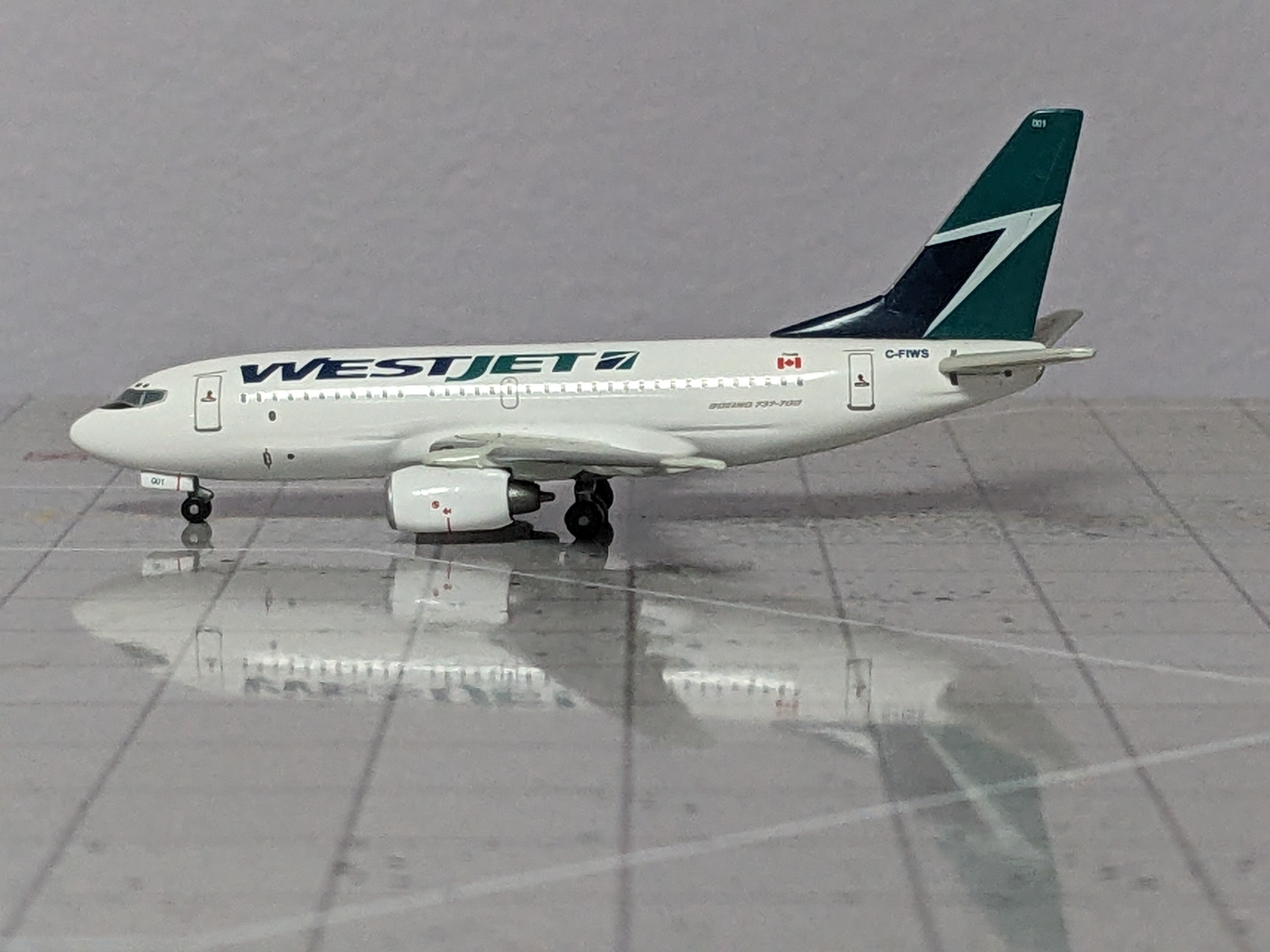1:400 DRAGON WESTJET B737-700 C-FIWS