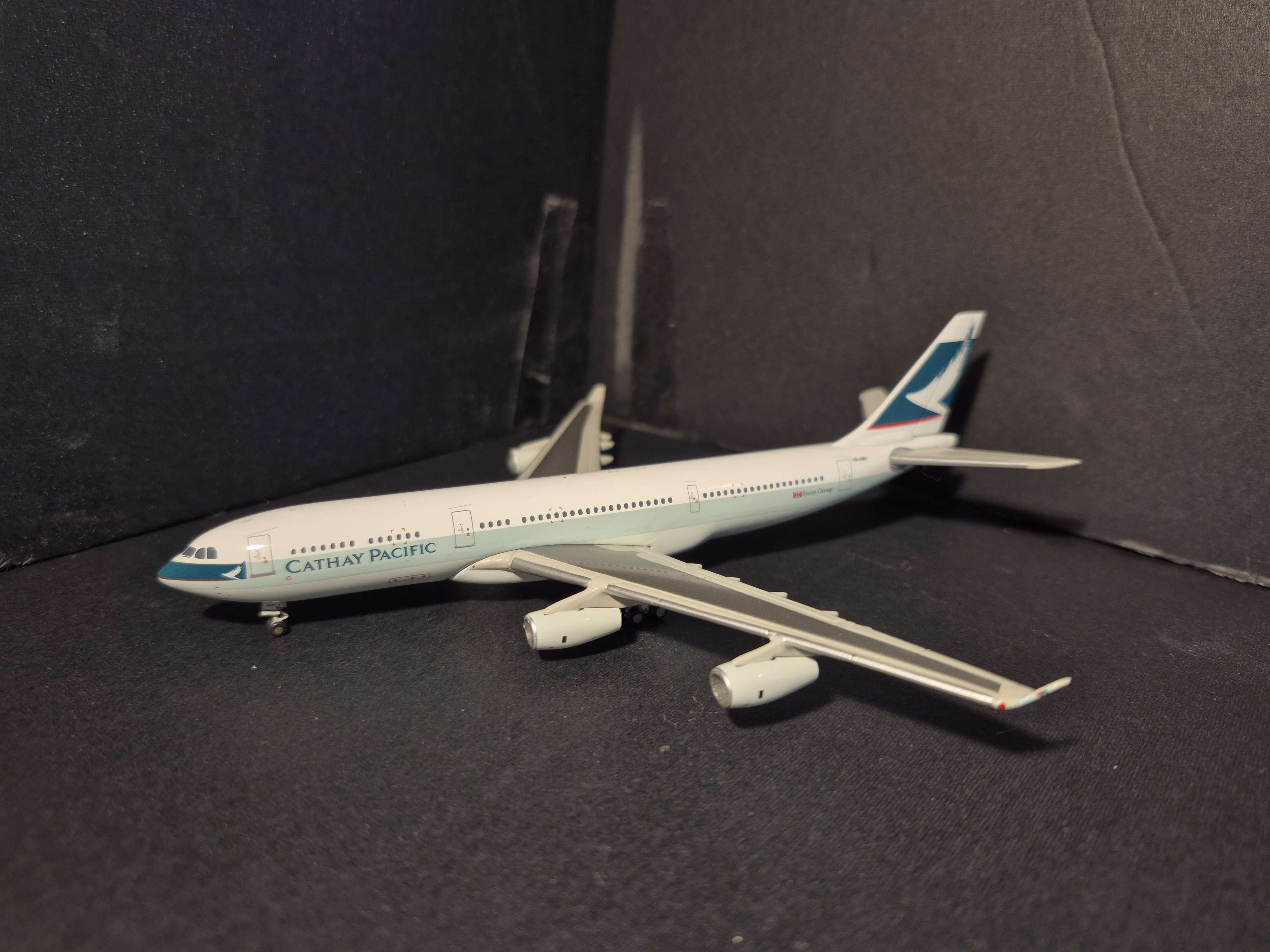 1:400 JC CATHAY PACIFIC A340-200 VR-HMU | WITH STAND