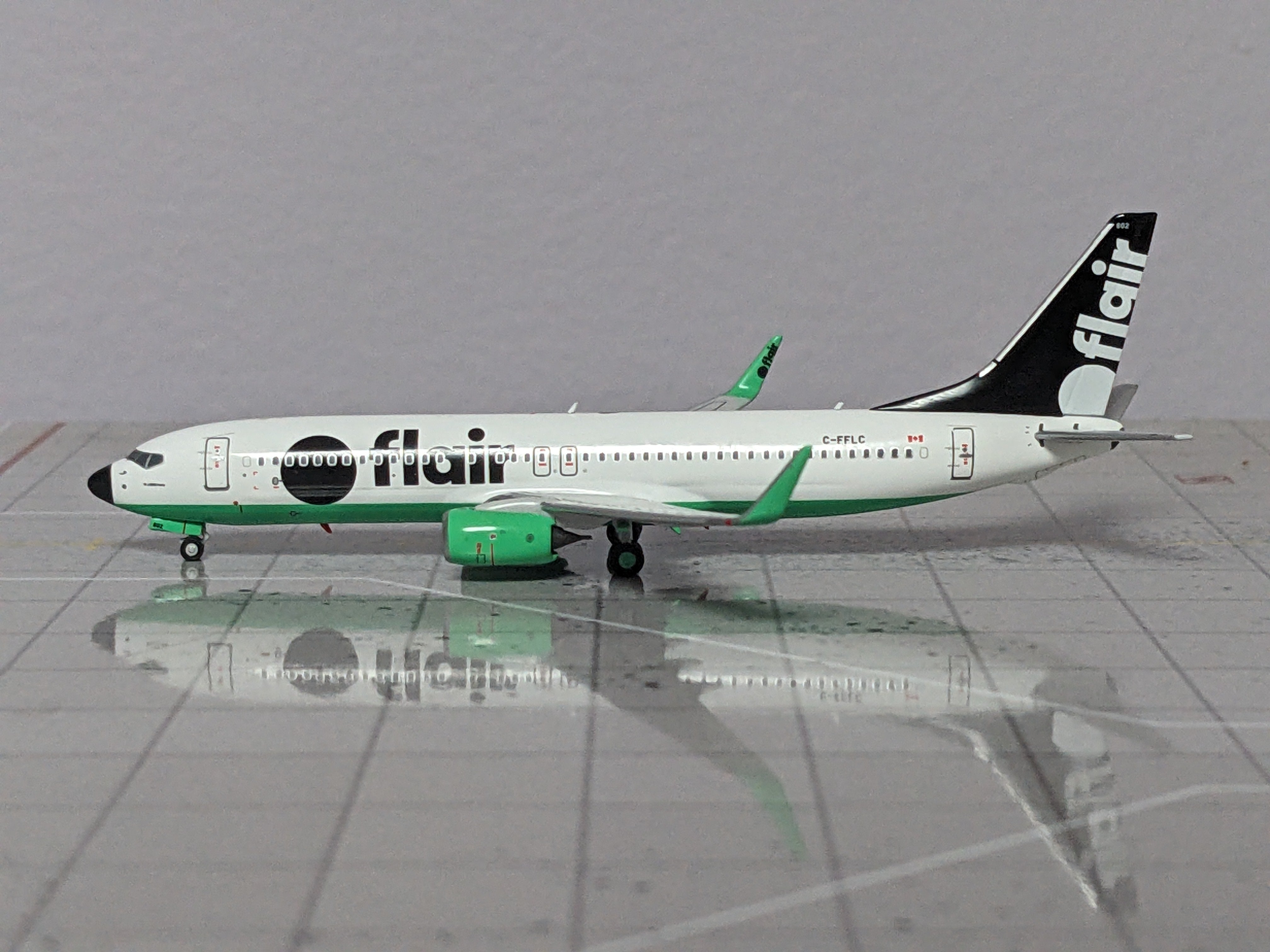 1:400 NG FLAIR B737-800 C-FFLC
