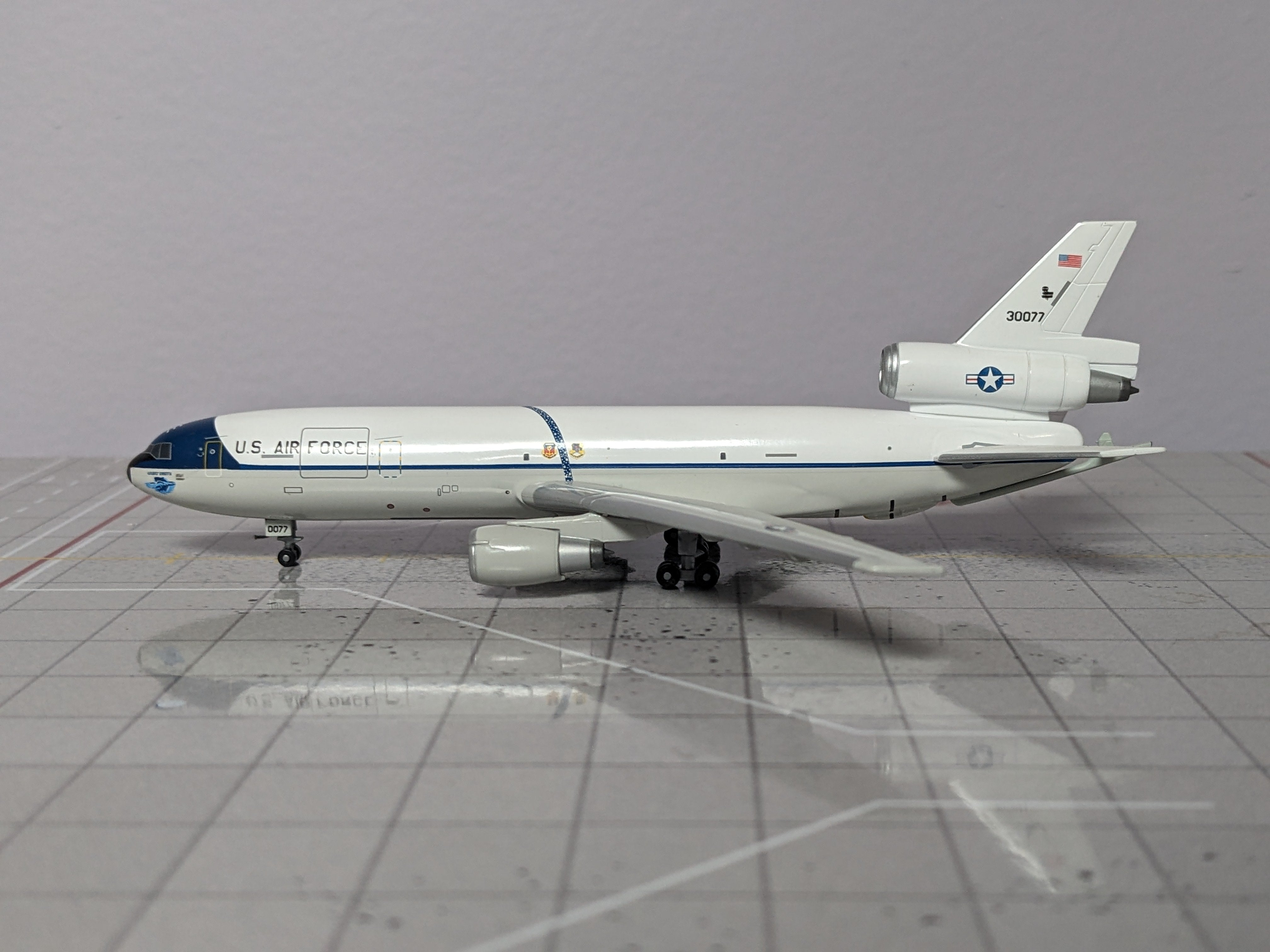 1:400 DRAGON USAF KC-10 EXTENDER "GREAT WHITE" 30077