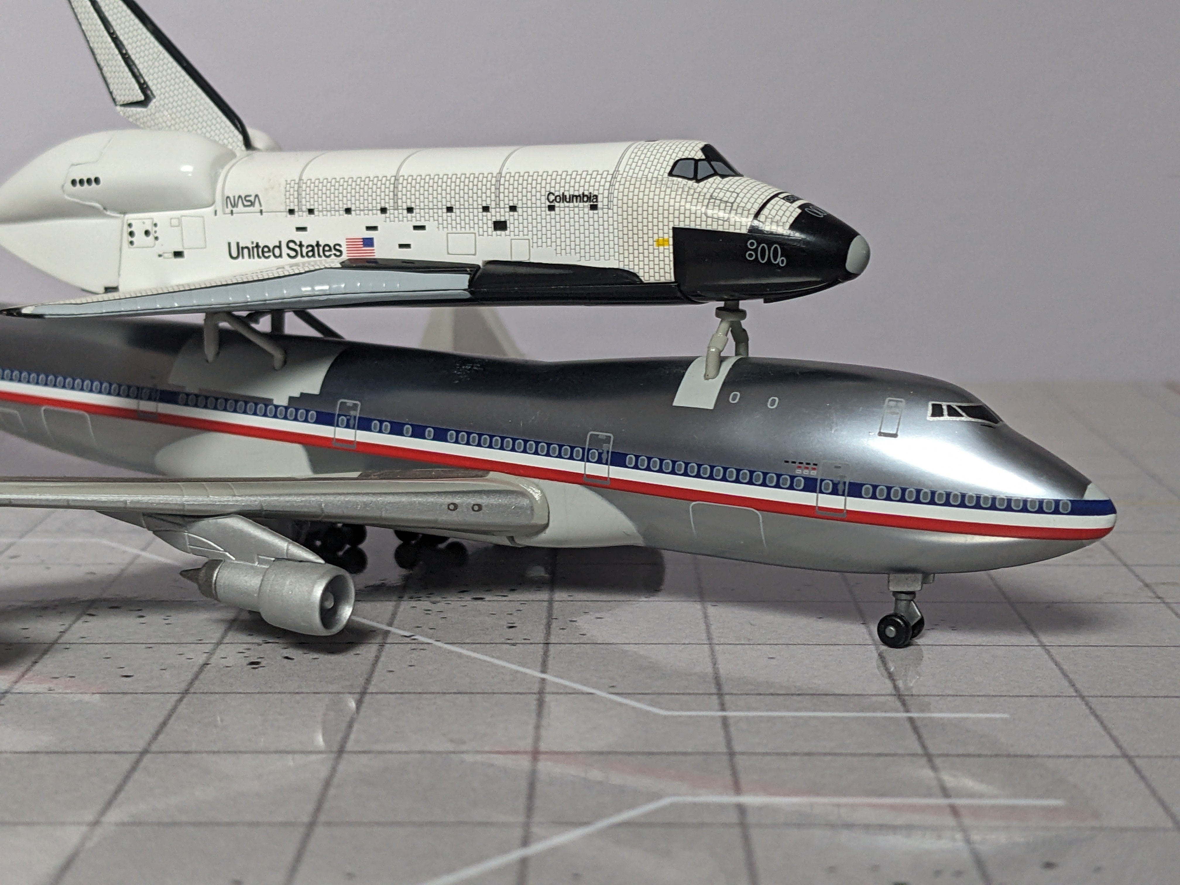 1:400 DRAGON NASA B747-100SCA W SPACE SHUTTLE COLUMBIA OV-102