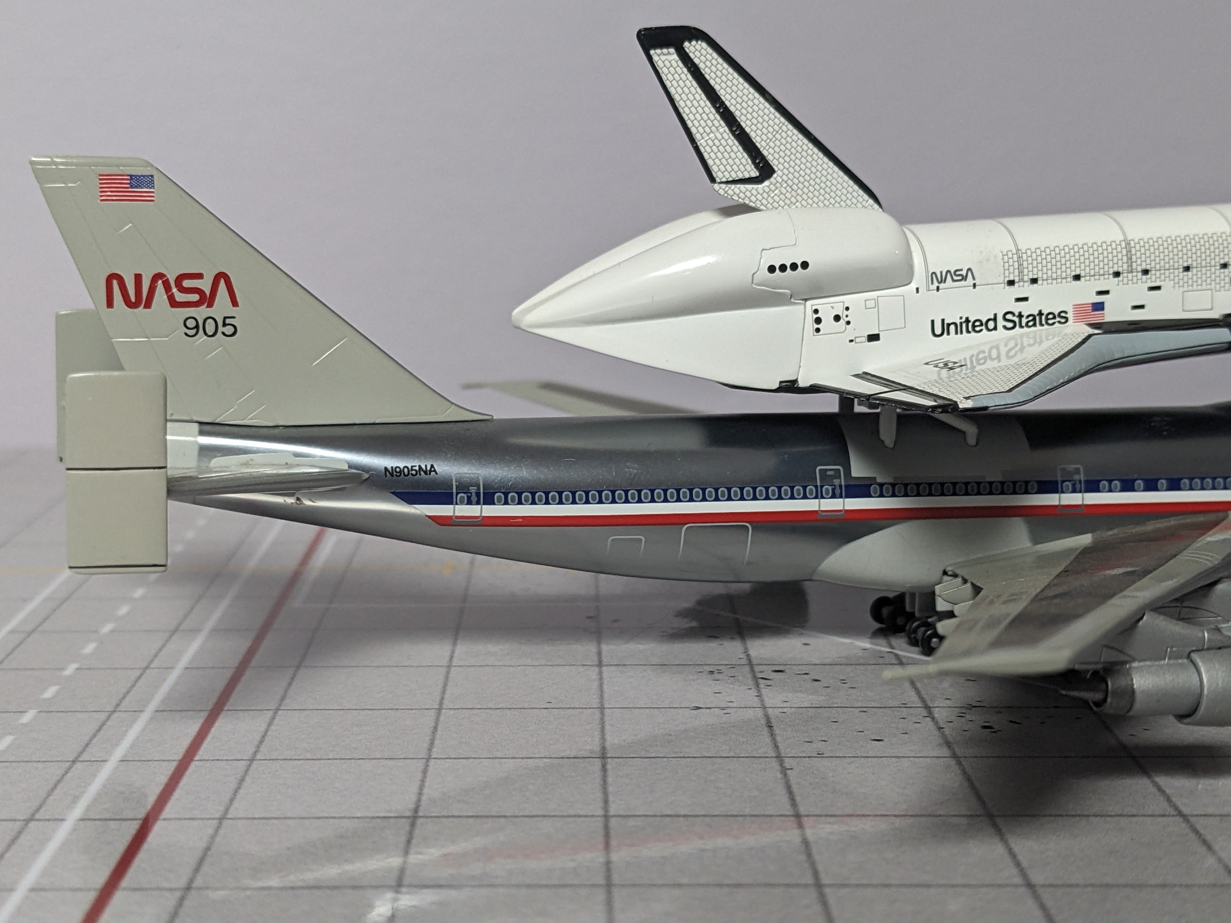 1:400 DRAGON NASA B747-100SCA W SPACE SHUTTLE COLUMBIA OV-102