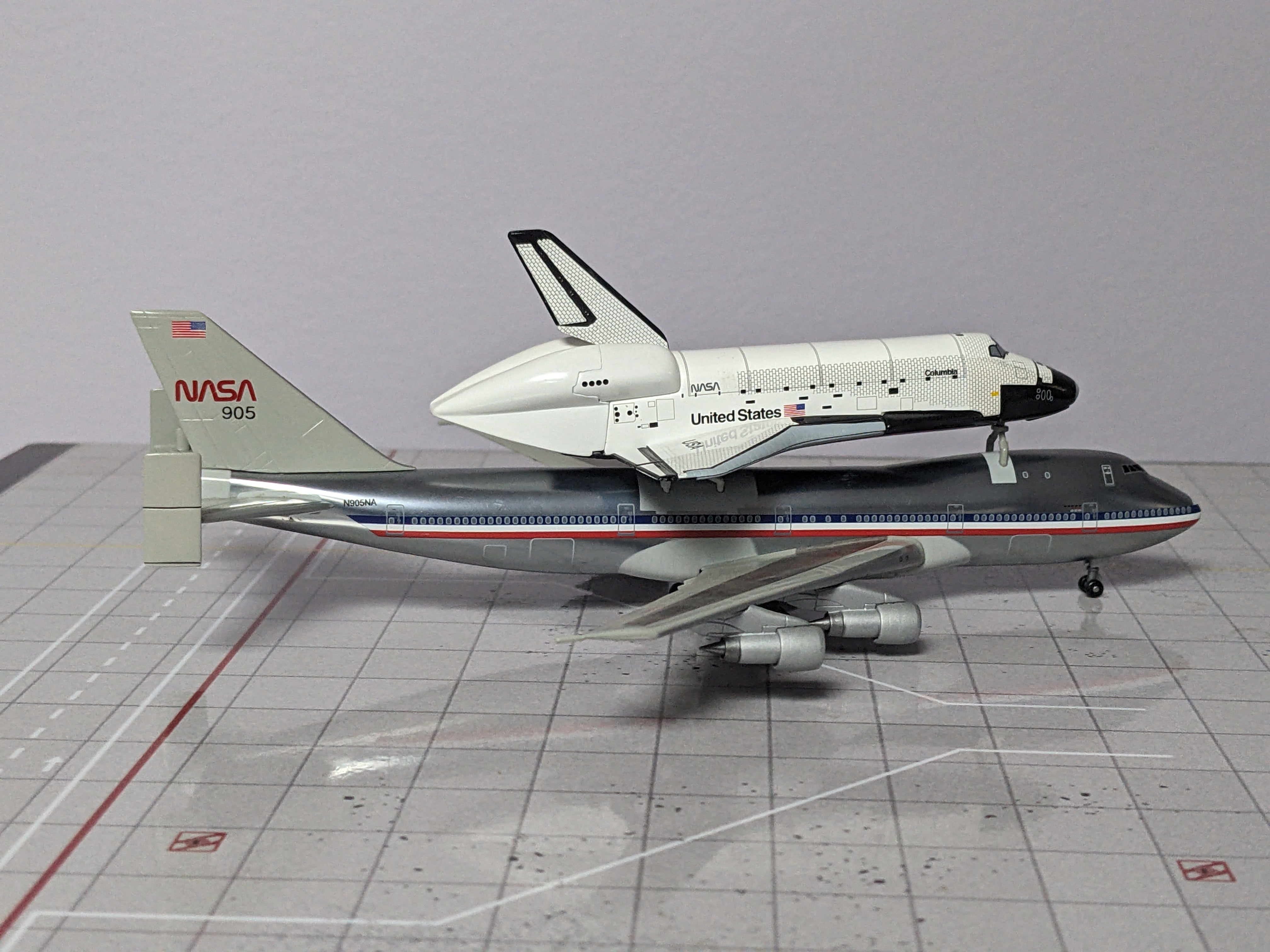 1:400 DRAGON NASA B747-100SCA W SPACE SHUTTLE COLUMBIA OV-102
