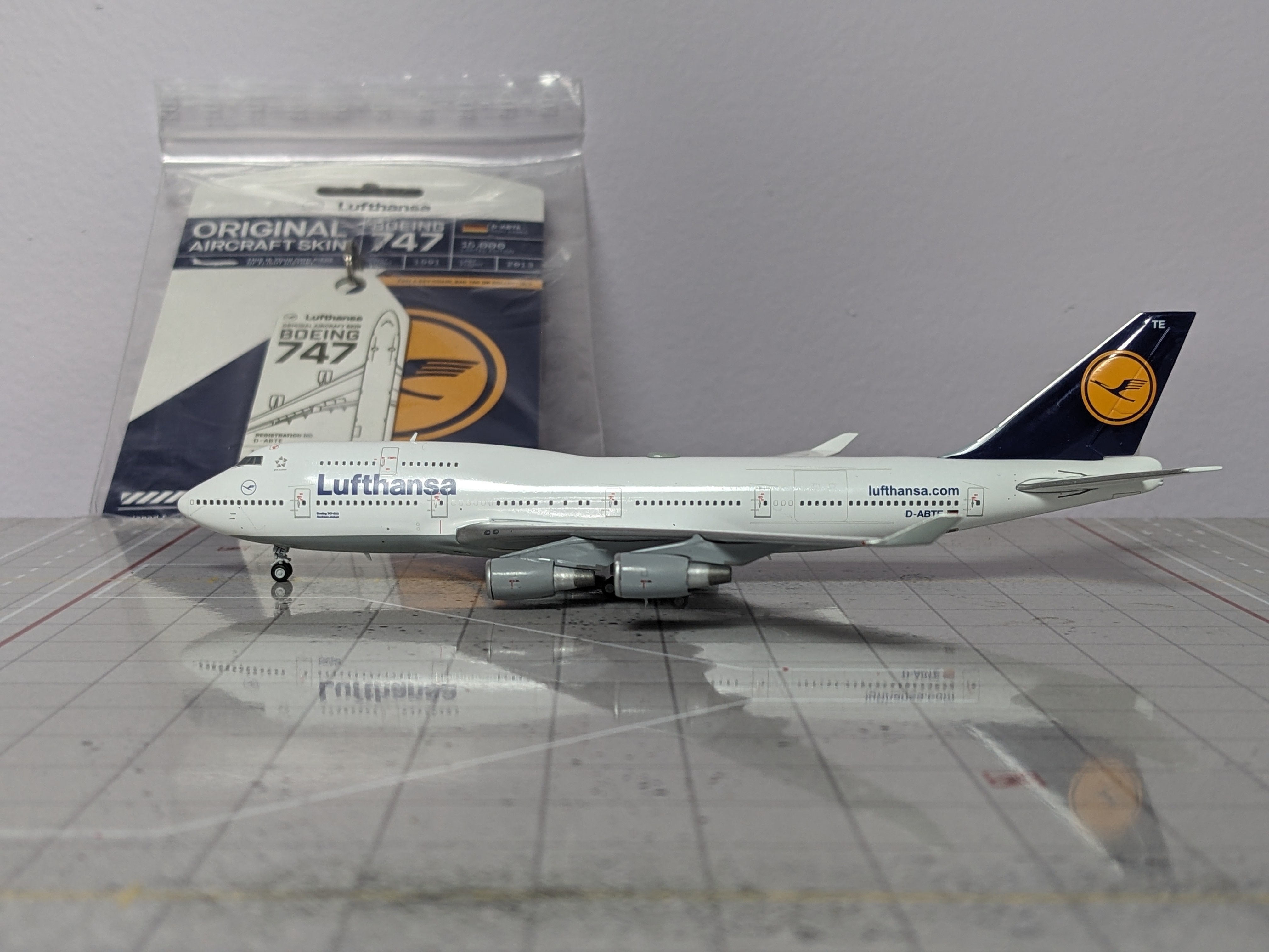 1:400 JC LUFTHANSA B747-400 D-ABTE w tag