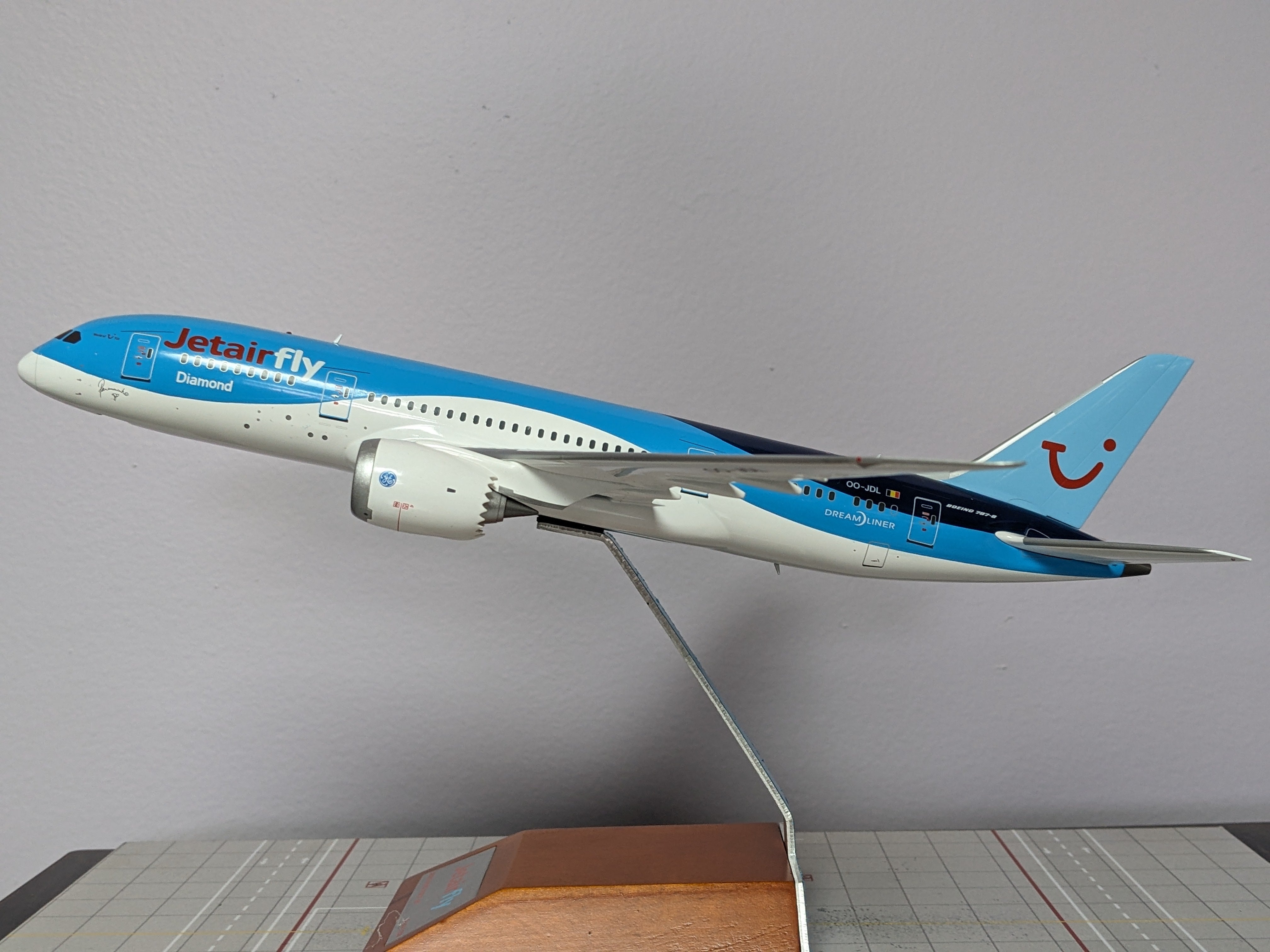 1:200 JC TUI B787-8 OO-JDL