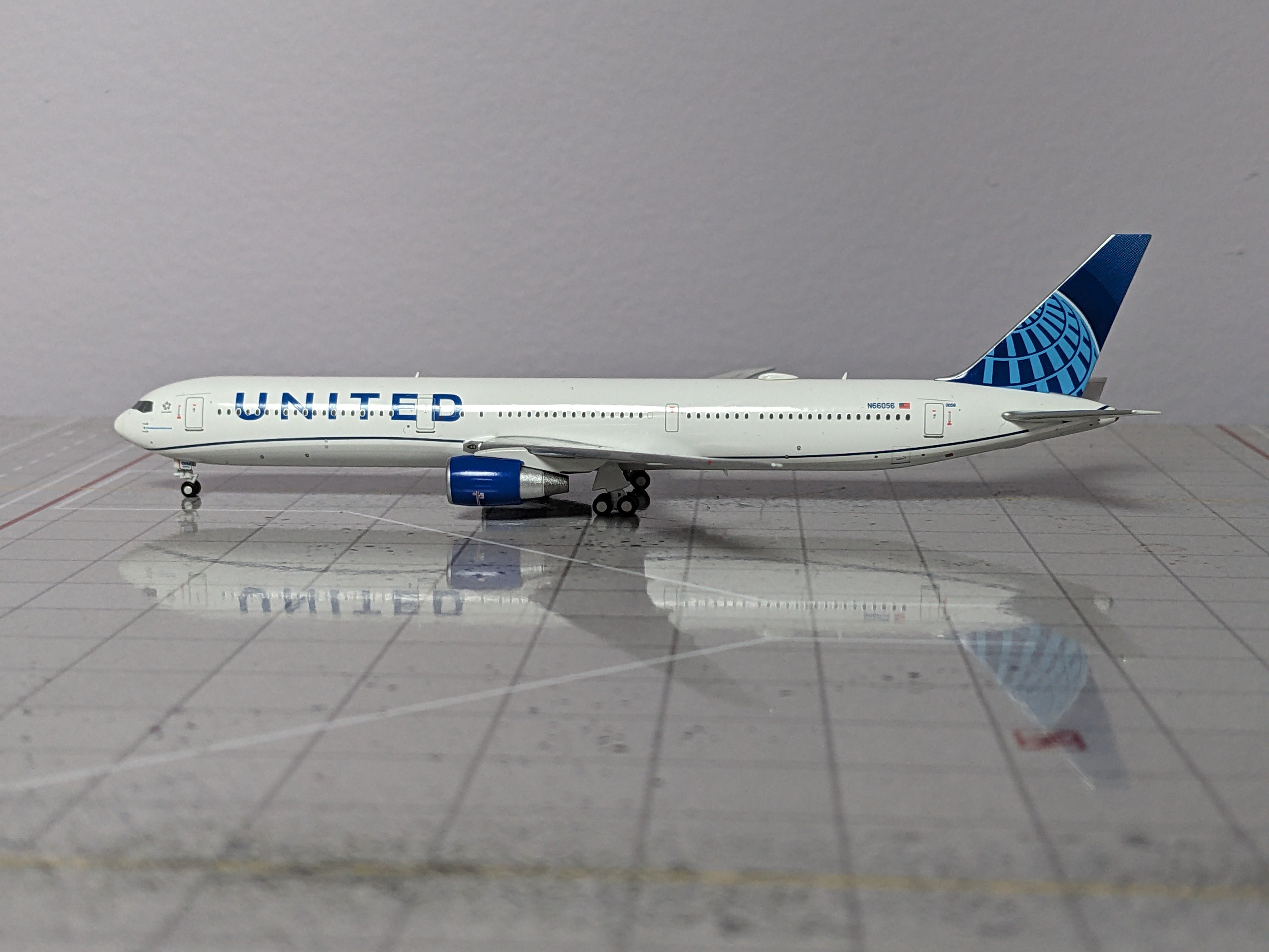 1:400 PANDA UNITED B767-400 N66056