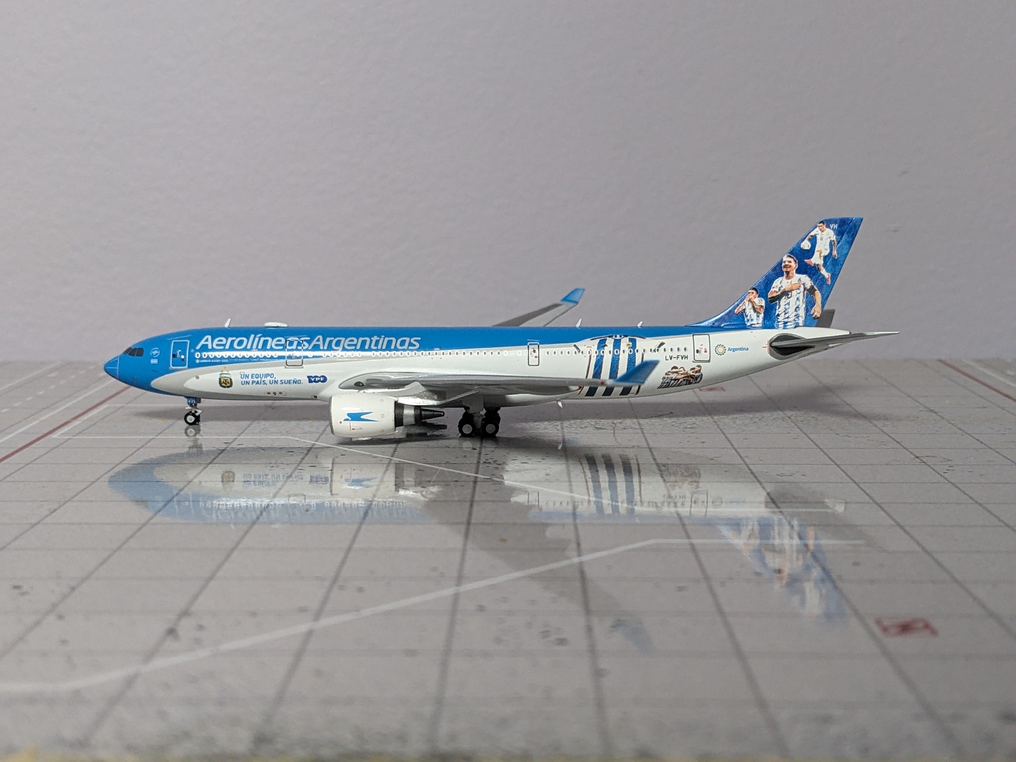 1:400 JC AEROLINEAS ARGENTINAS A330-200 LV-FVH "WORLD CUP"