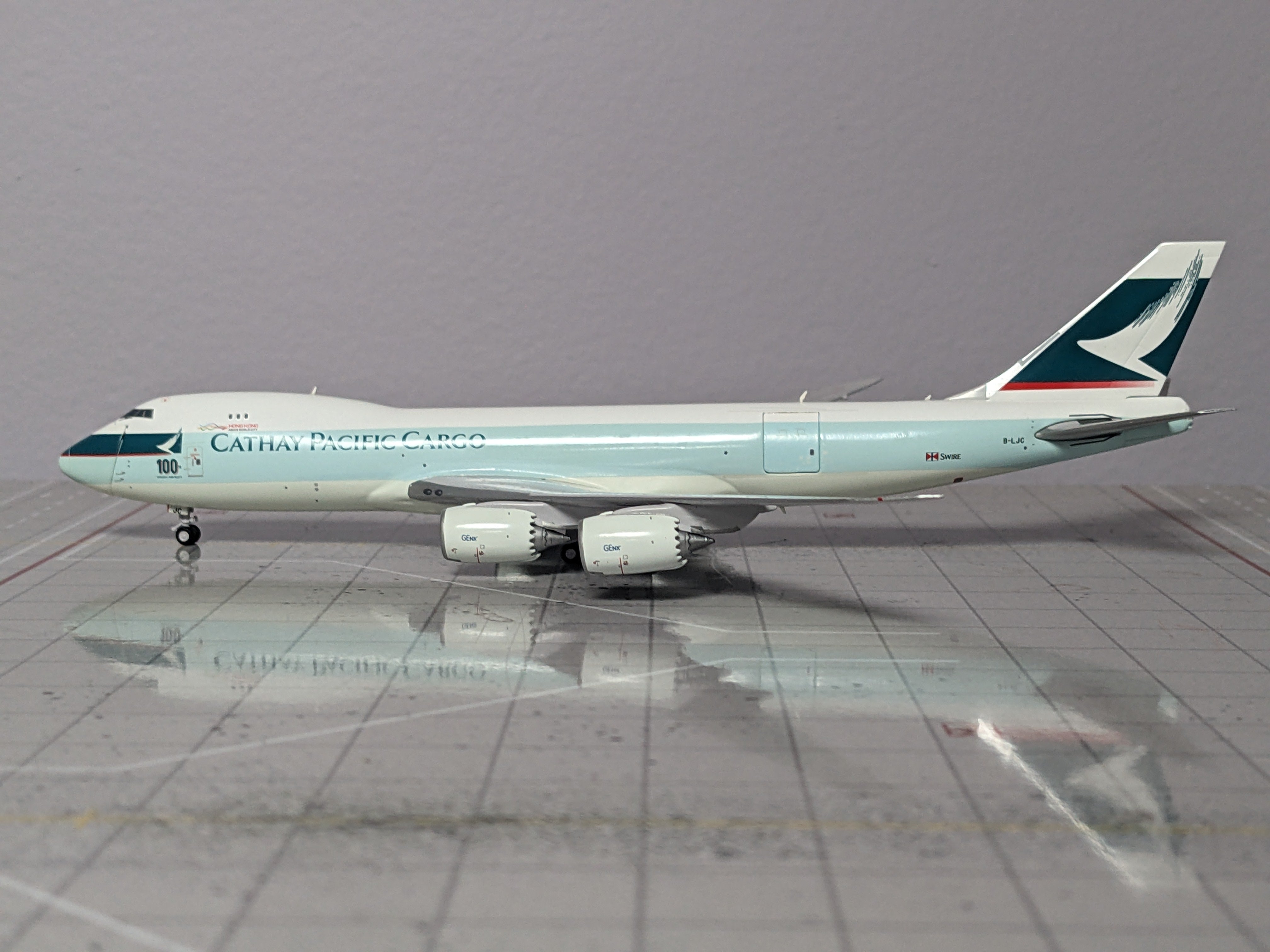1:400 JC CATHAY PACIFIC B747-8F B-LJC INTERACTIVE