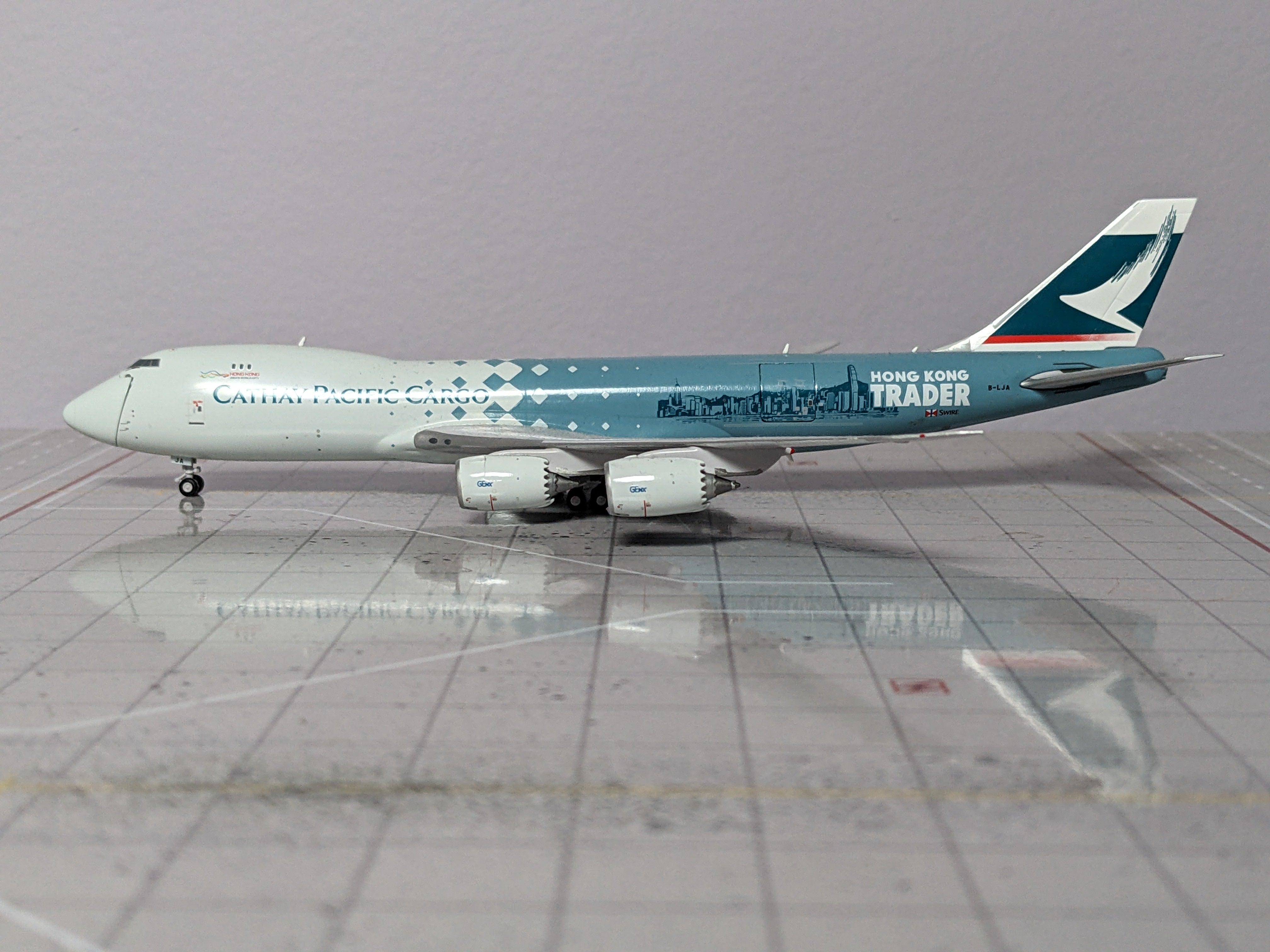 1:400 JC CATHAY PACIFIC B747-8F B-LJA INTERACTIVE