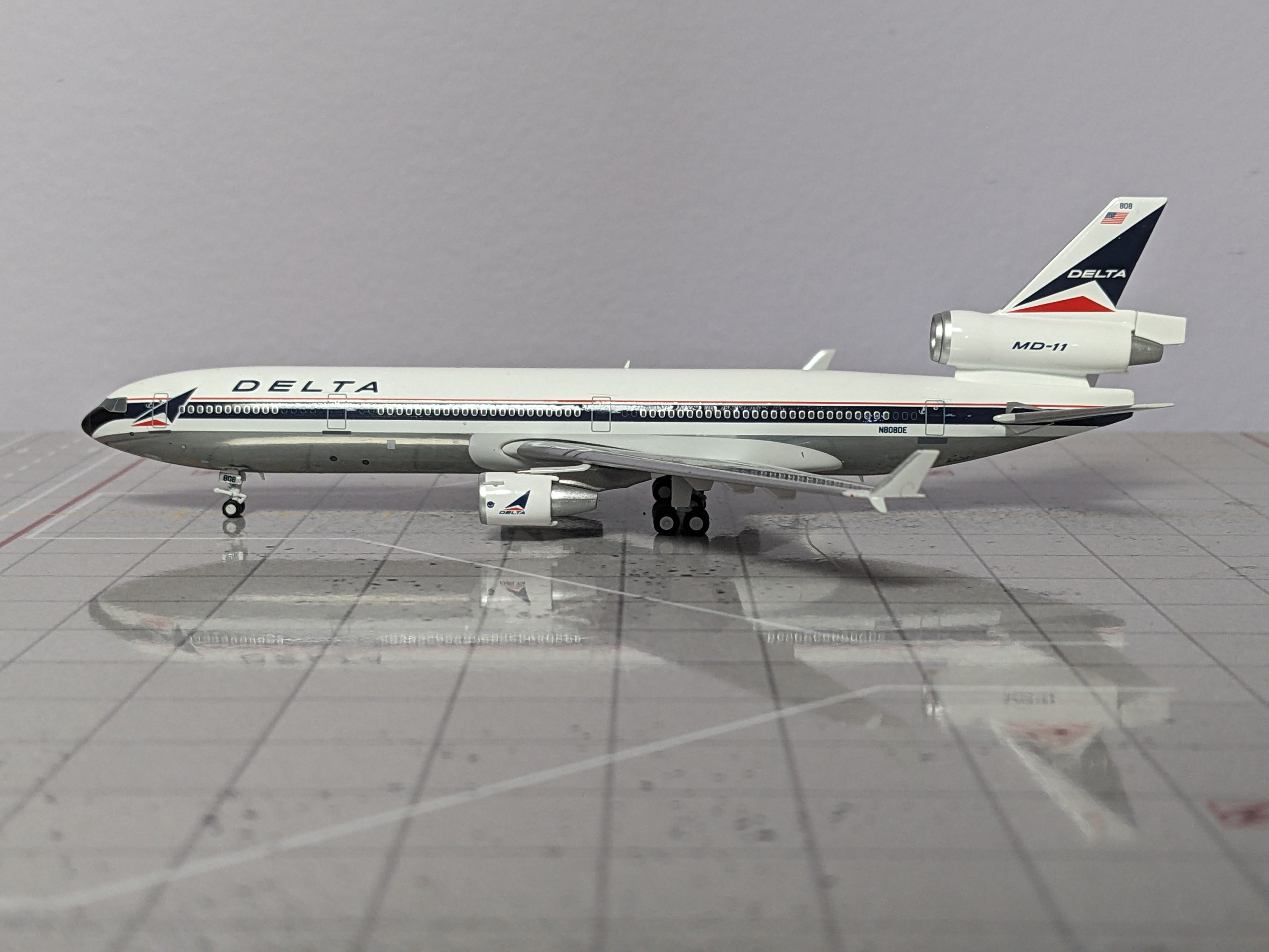 1:400 PANDA DELTA MD-11 N808DE