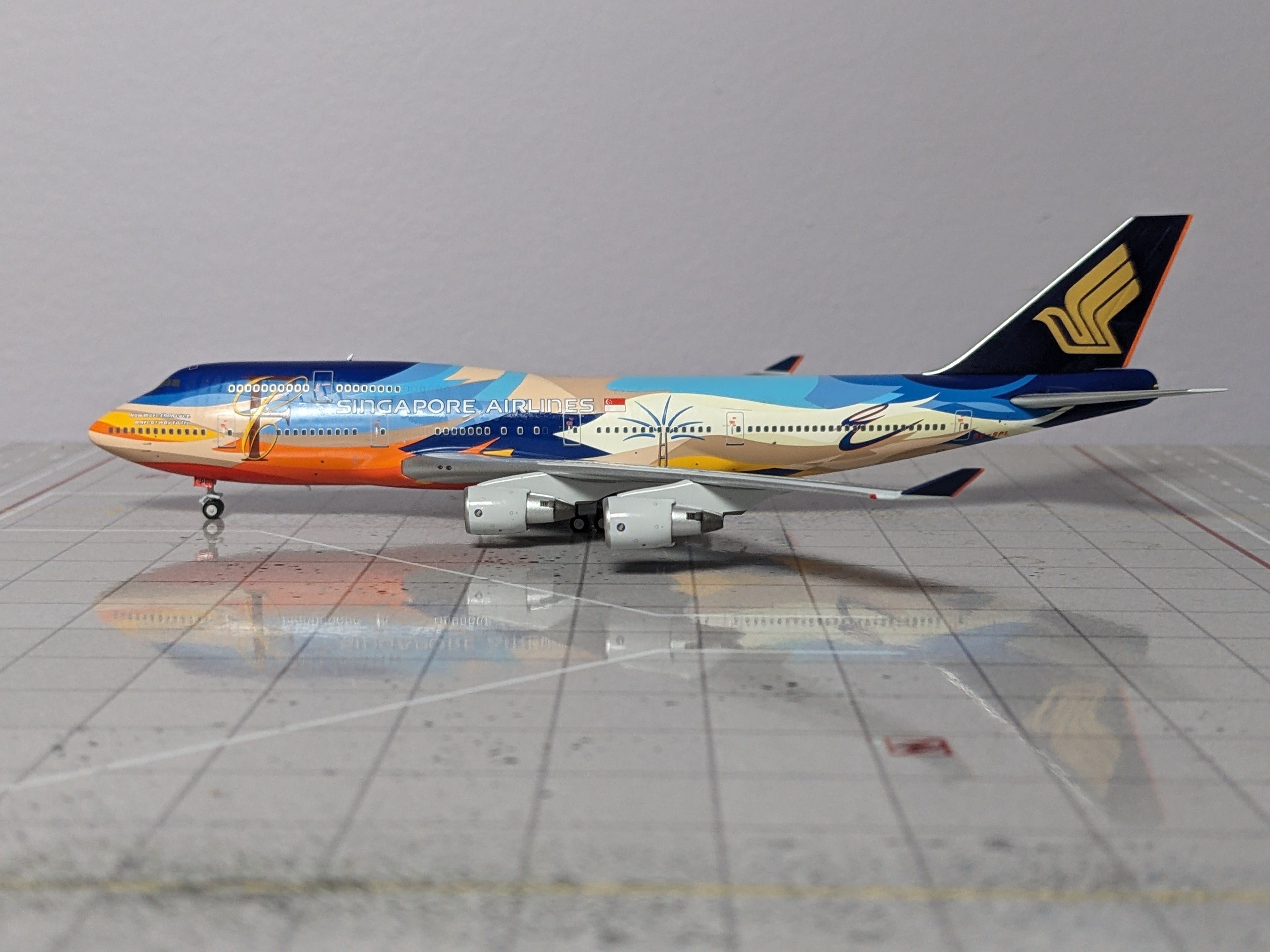 1:400 NG SINGAPORE B747-400 "TROPICAL"