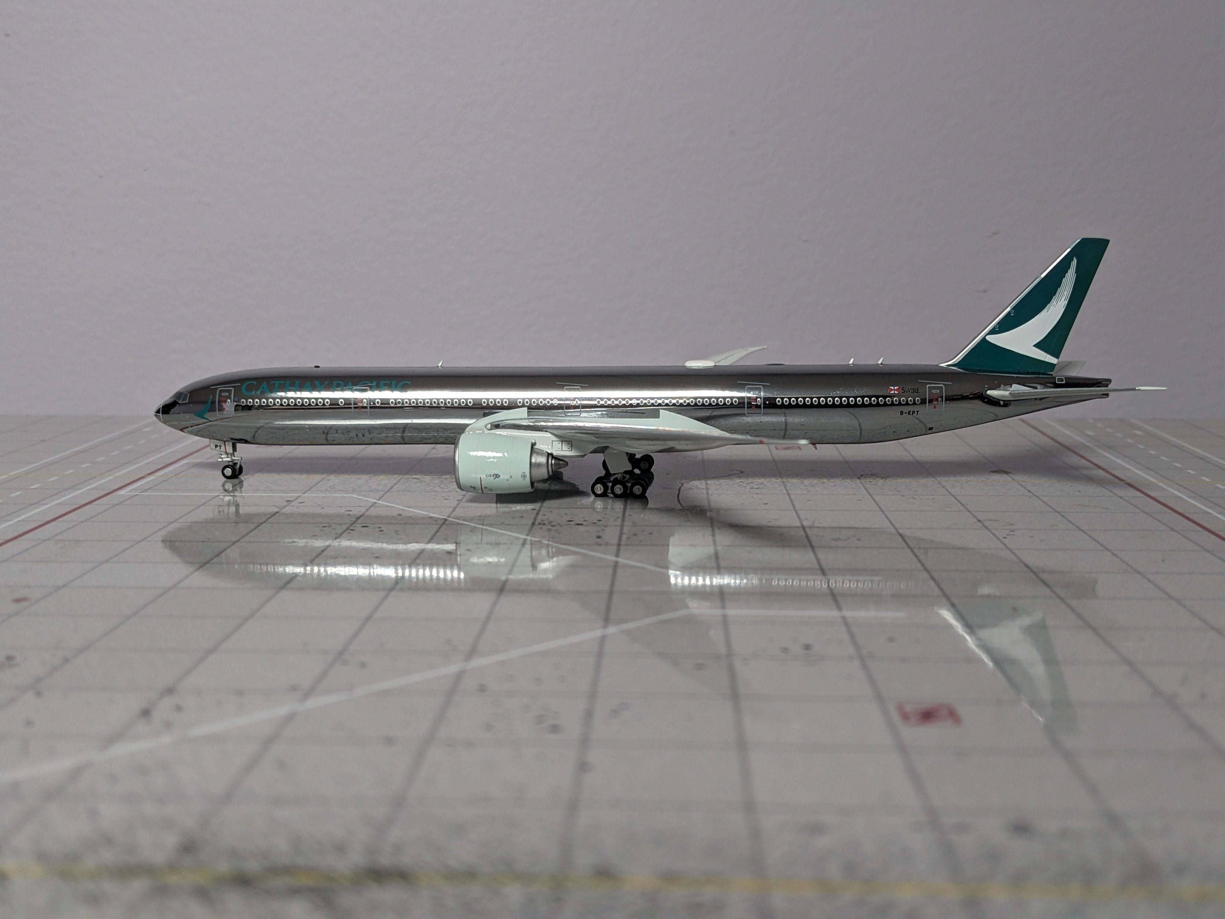 1:400 AV400 CATHAY PACIFIC B777-300 B-KPT