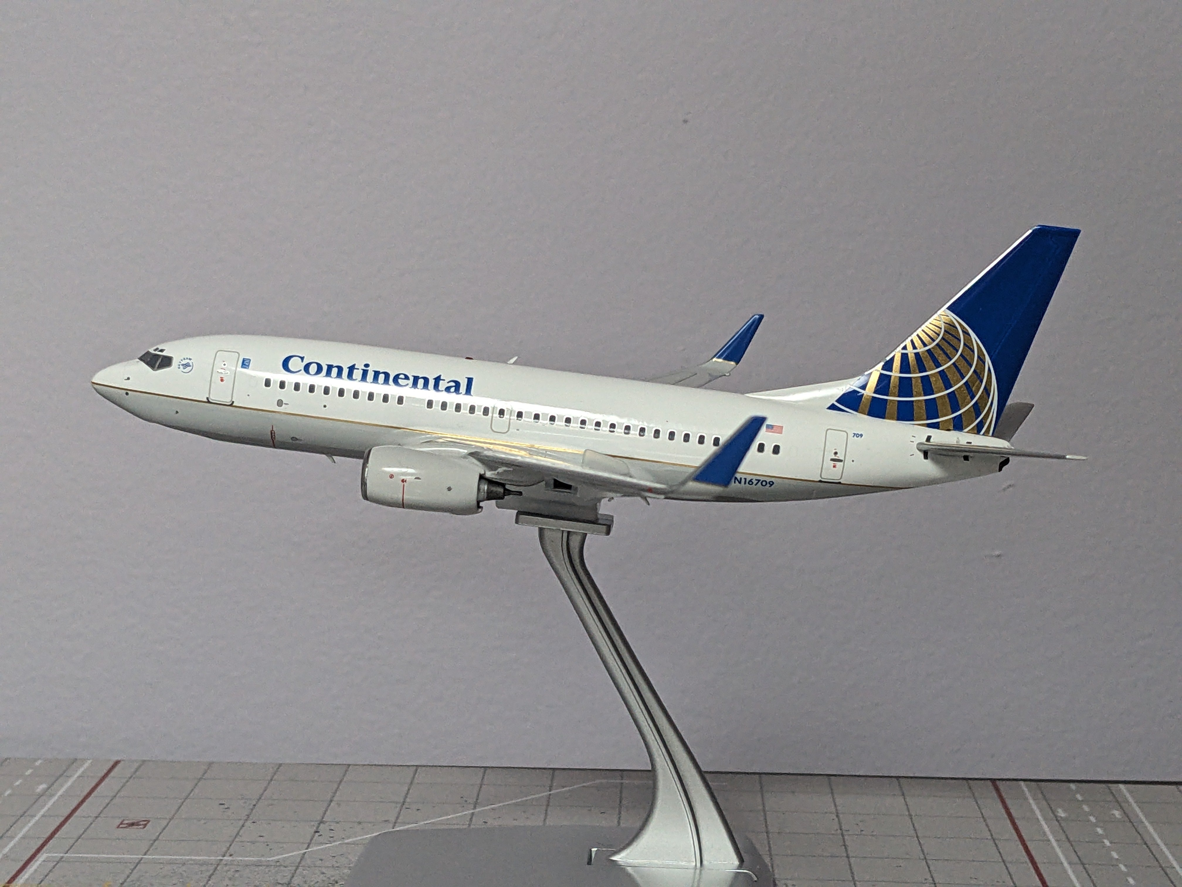 1:200 NG CONTINENTAL B737-700 N16709