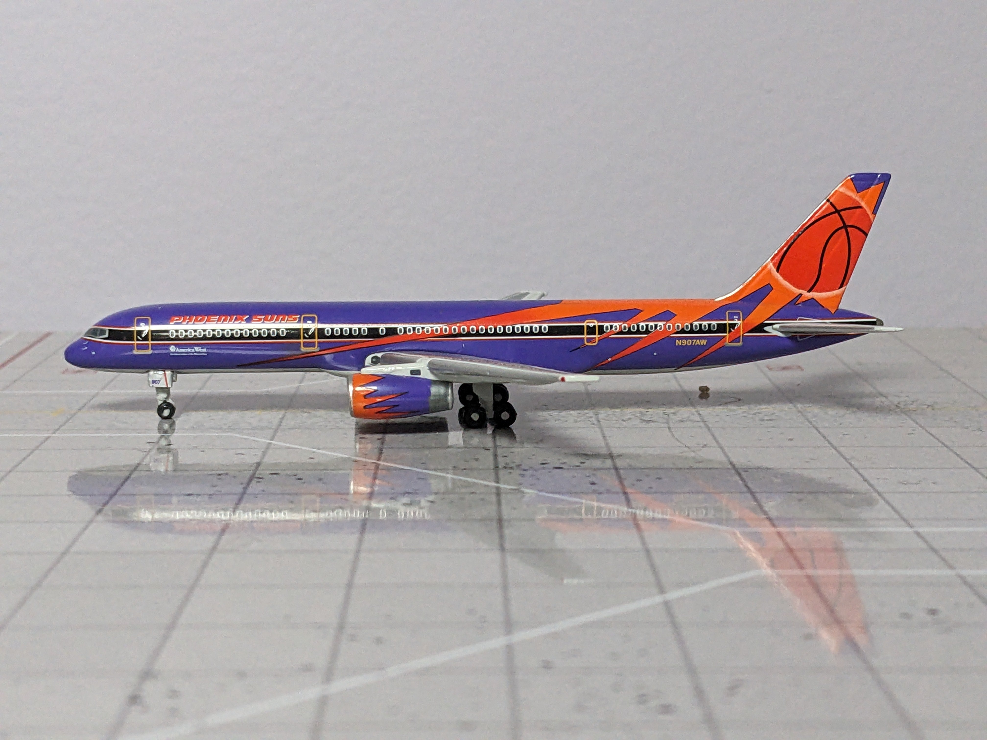 1:400 GEMINI PHOENIX SUNS B757-200 N907AW