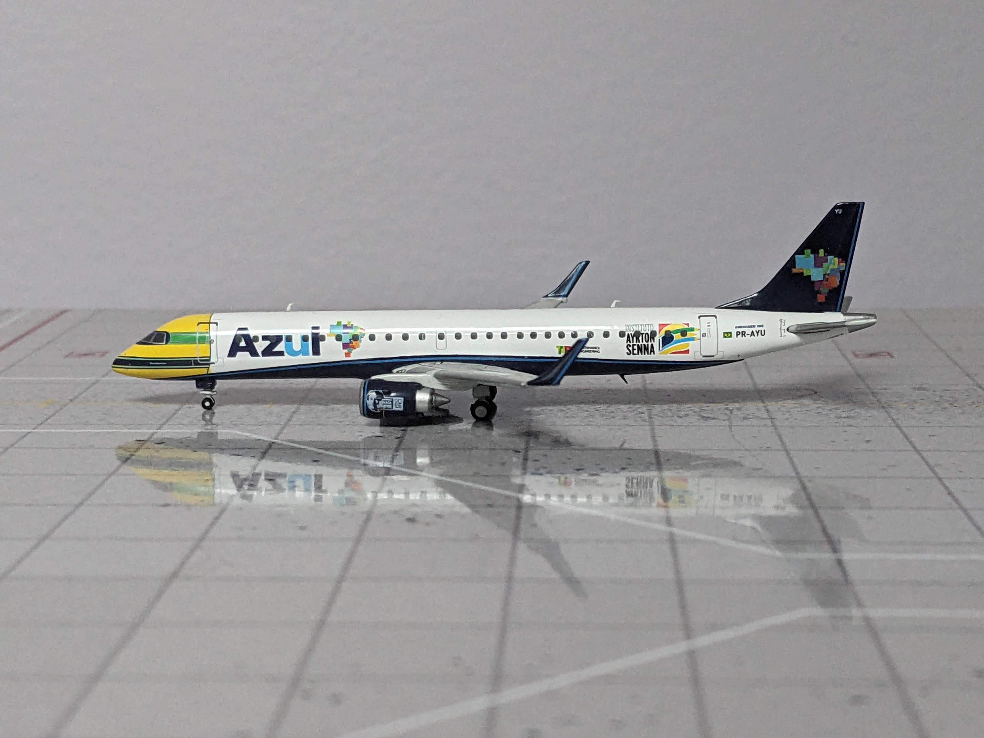 1:400 JC AZUL E-195 PR-AYU