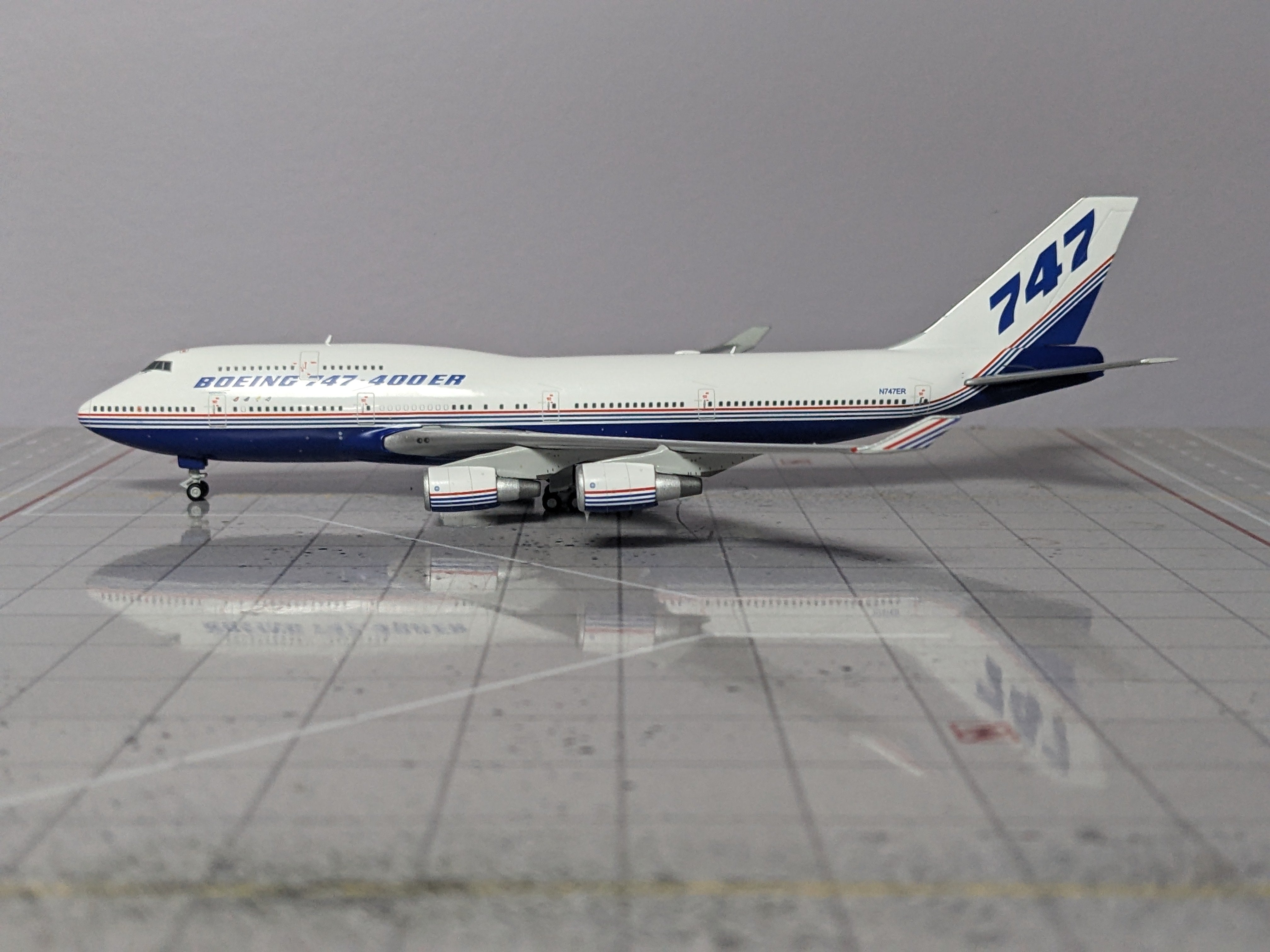 HX MODEL 1:400 BOEING HOUSE B747-400ER N747ER