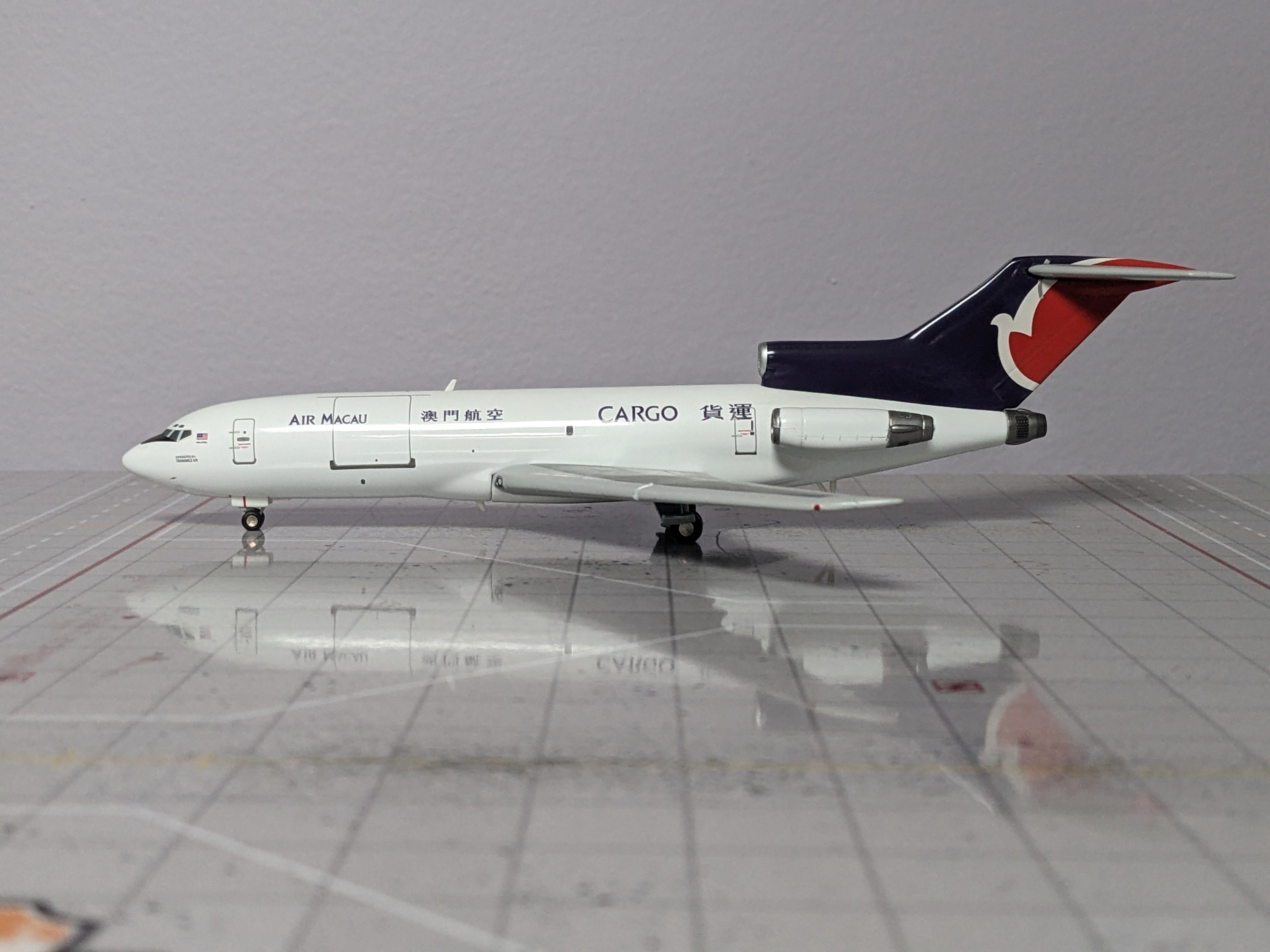 1:200 PHOENIX AIR MACAU CARGO B727-100