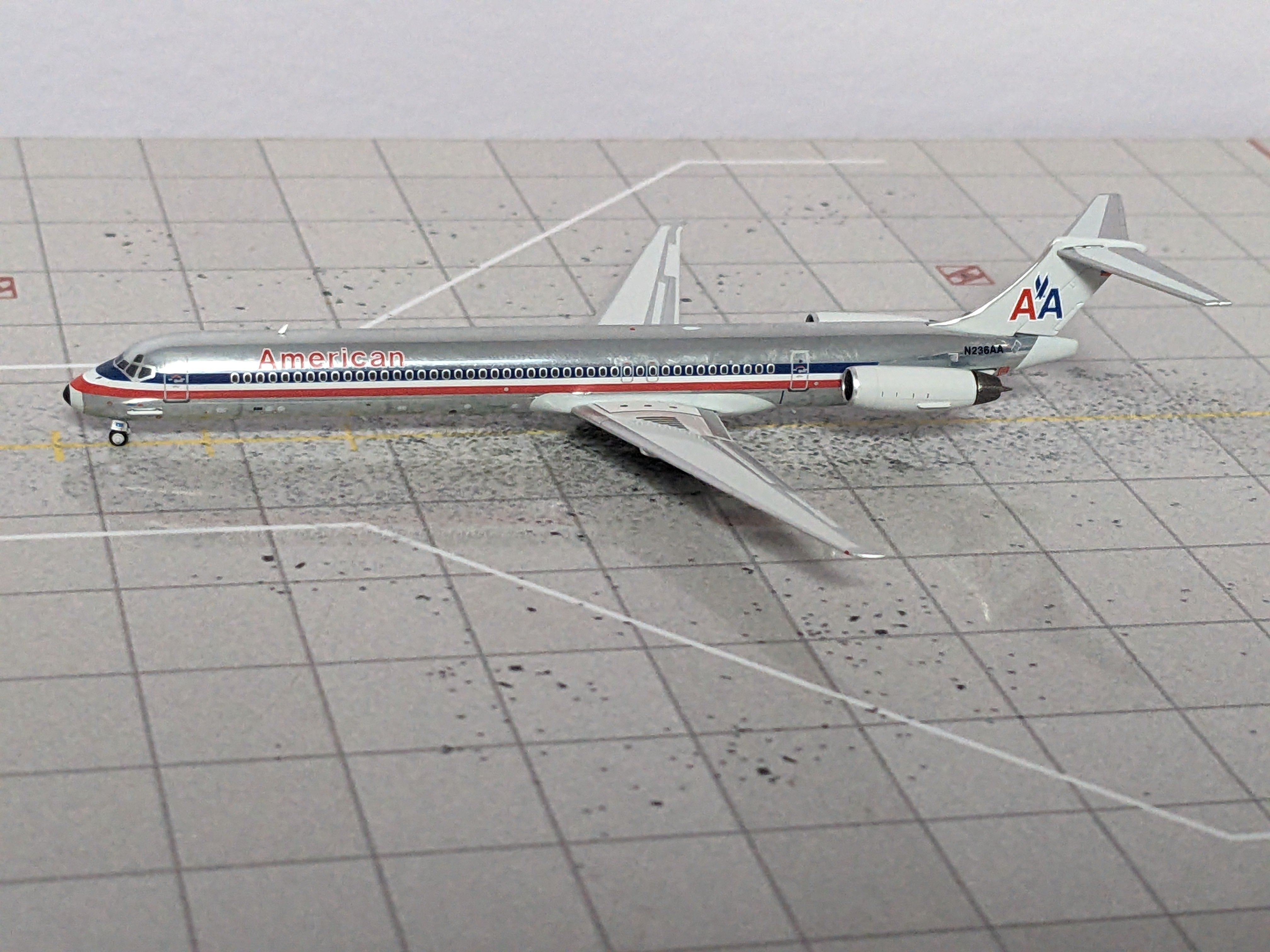 1:400 NG AMERICAN MD-80 N236AA "BLACK NOSE"
