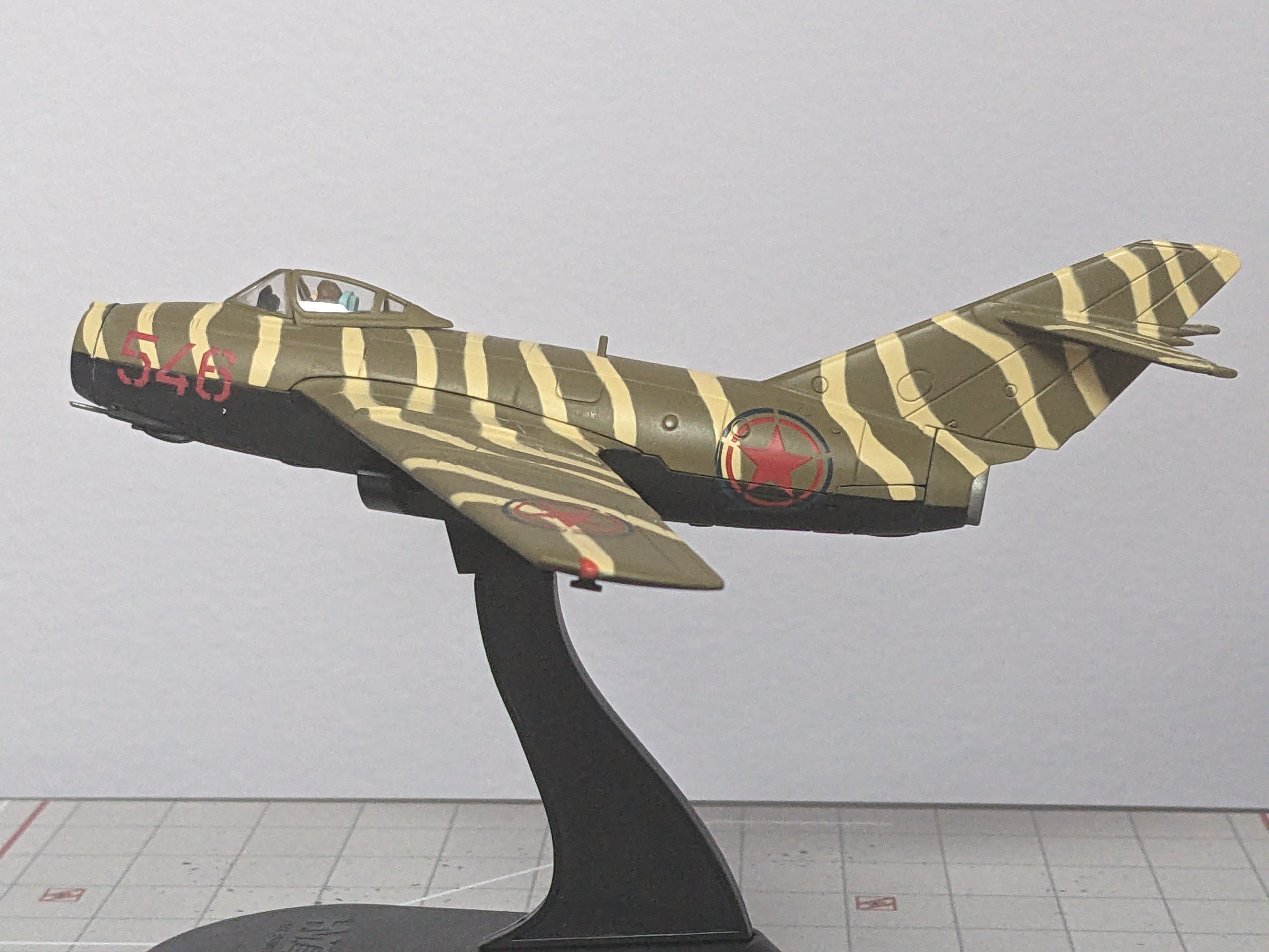 1:72 HOBBY MASTER MIG-15 SOVIET RED 546