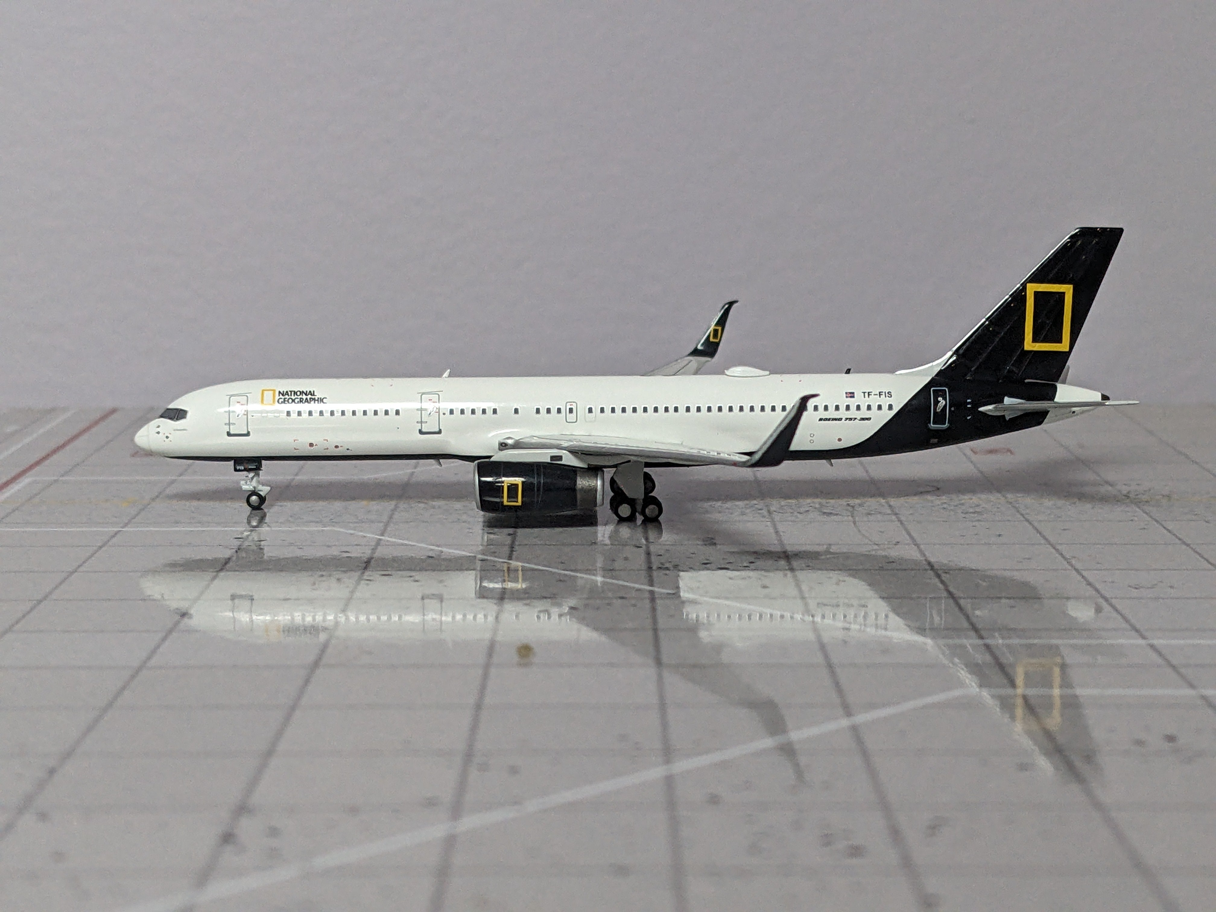 1:400 NG ICELAND AIR B757-200 TF-FIS NATIONAL GEOGRAPHIC