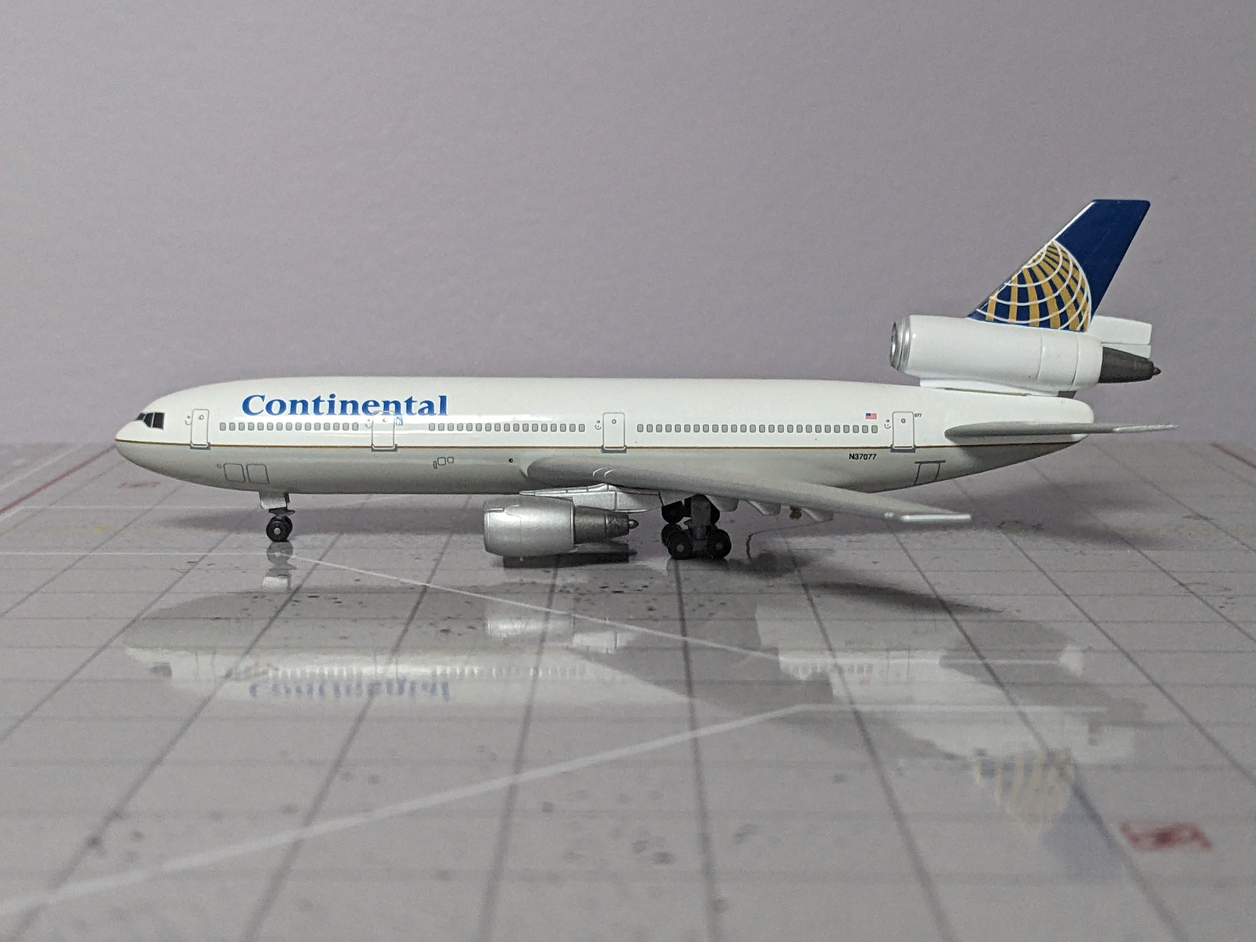 1:400 DRAGON CONTINENTAL DC-10-30 N37077