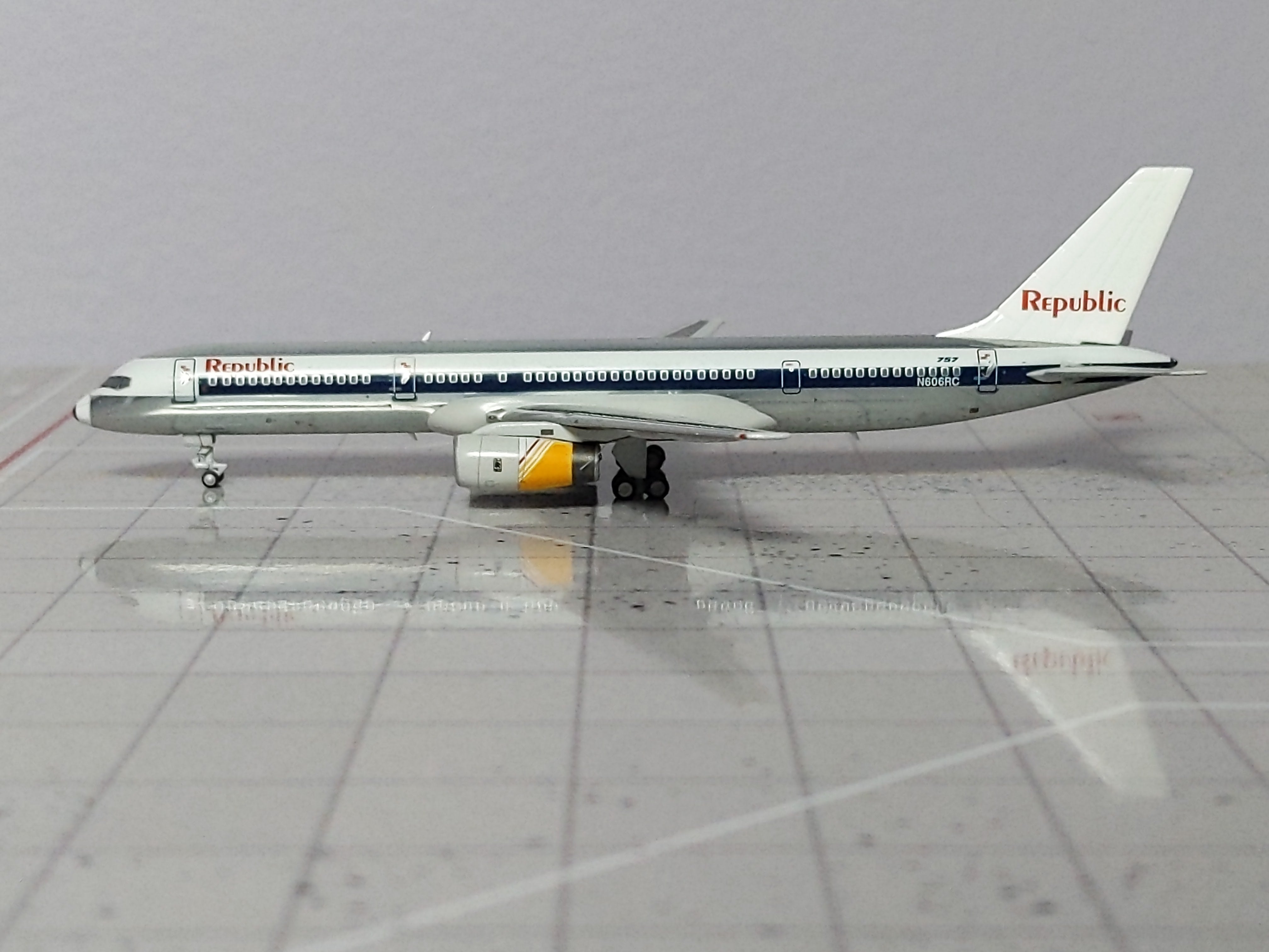 1:400 NG REPUBLIC B757-200 N606RC