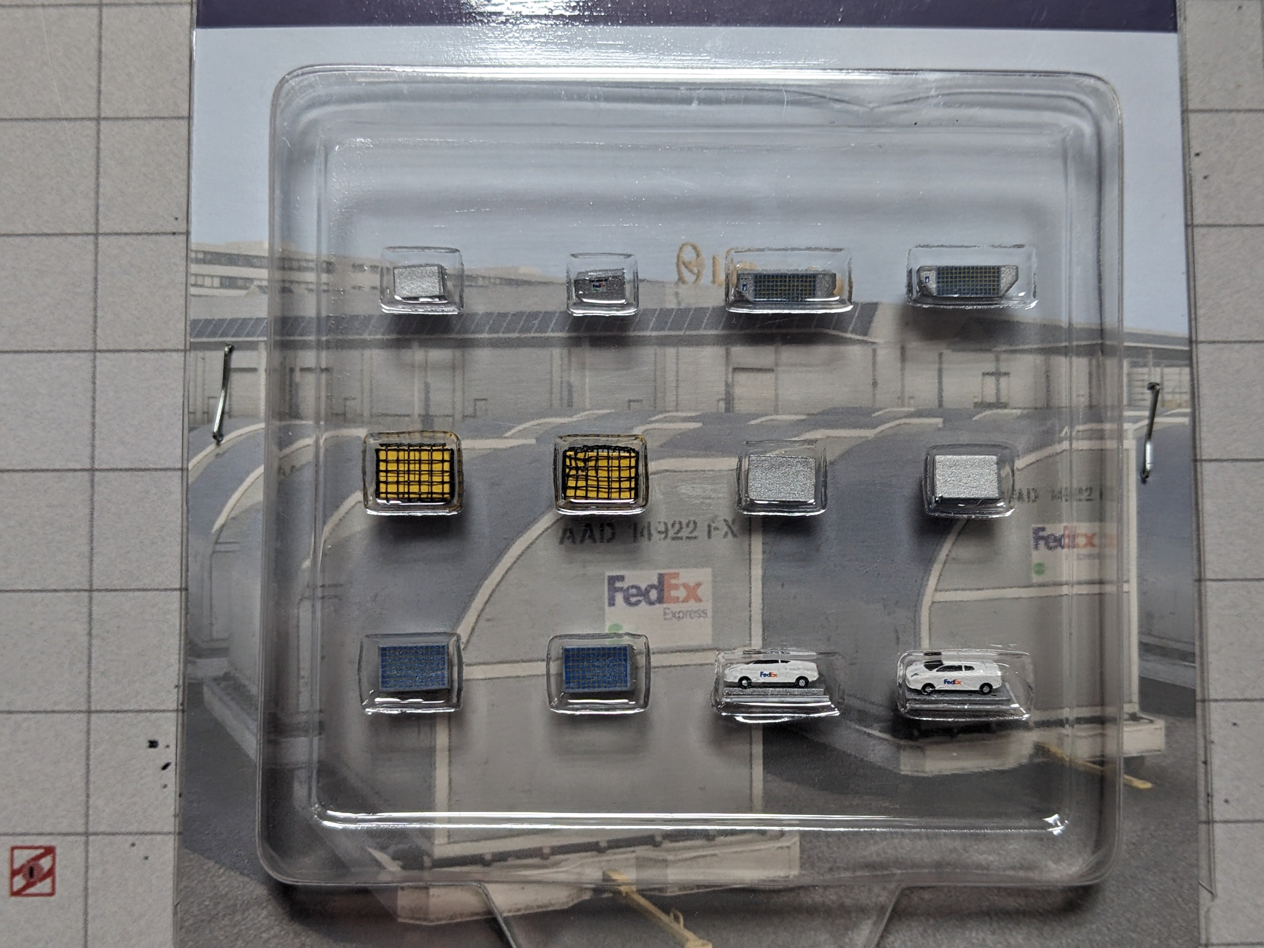 1:400 AIRPORT CARGO SET