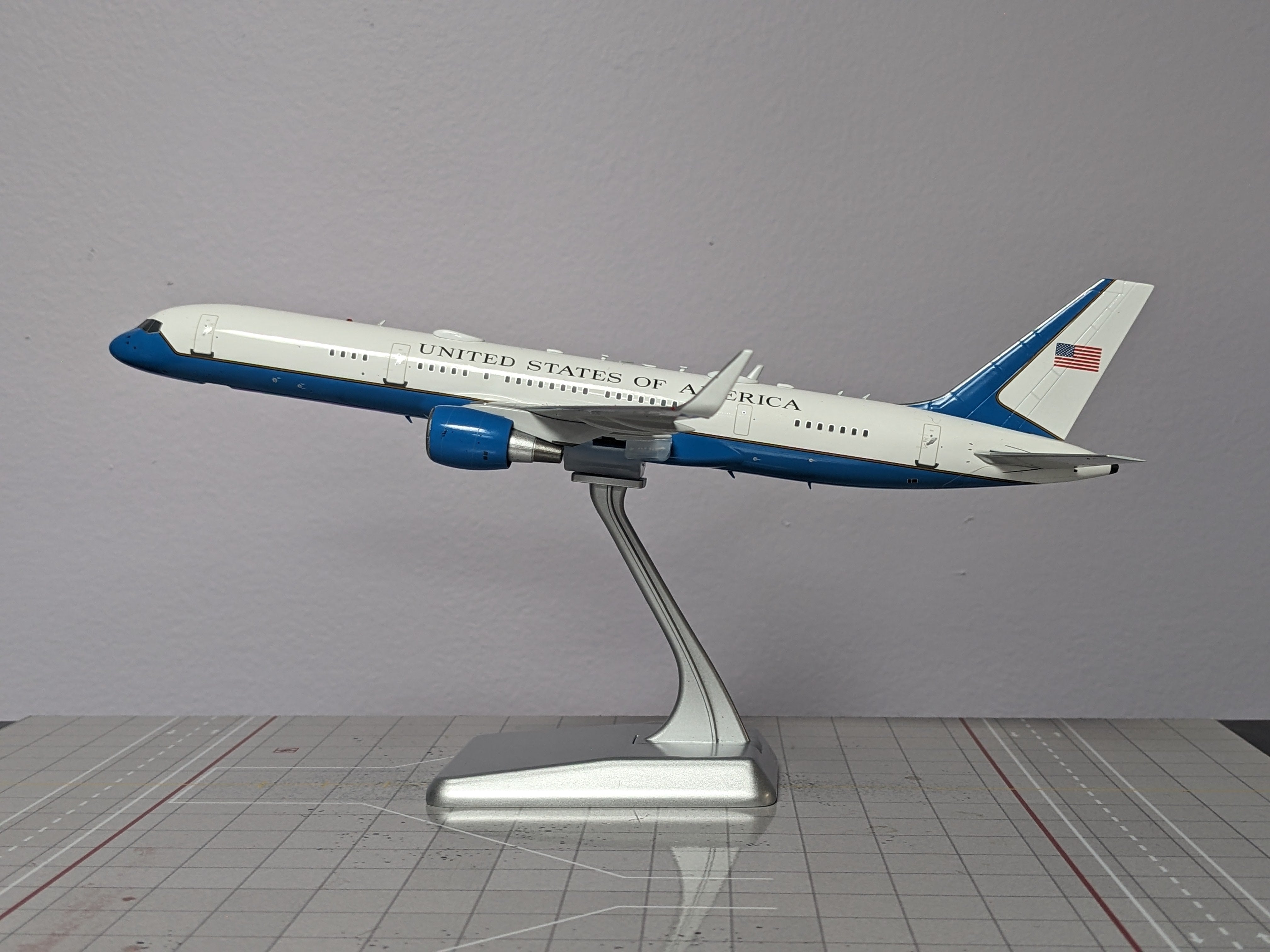 1:200 NG USAF B757-200