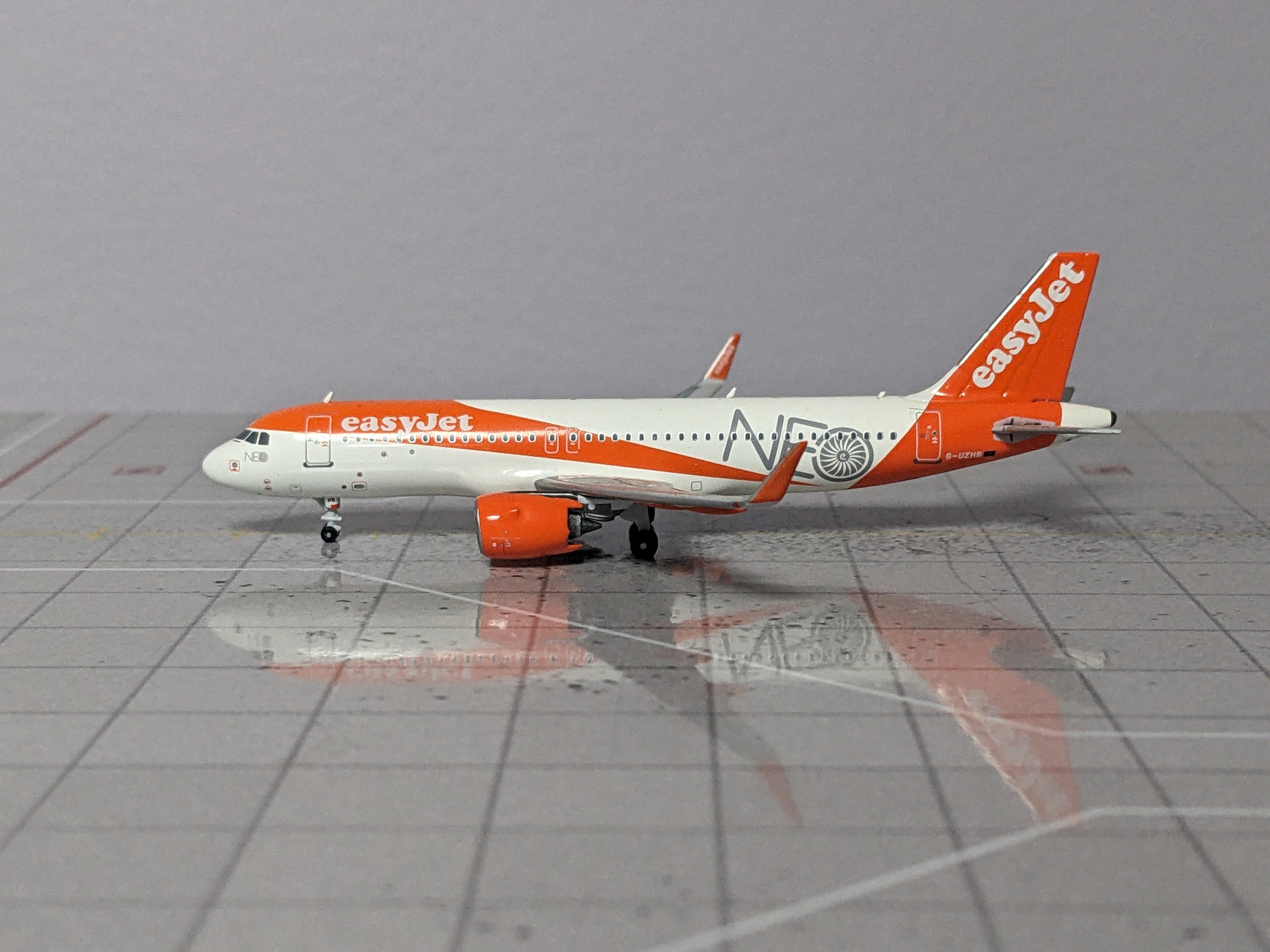1:400 PANDA EASYJET A320neo G-UZHB