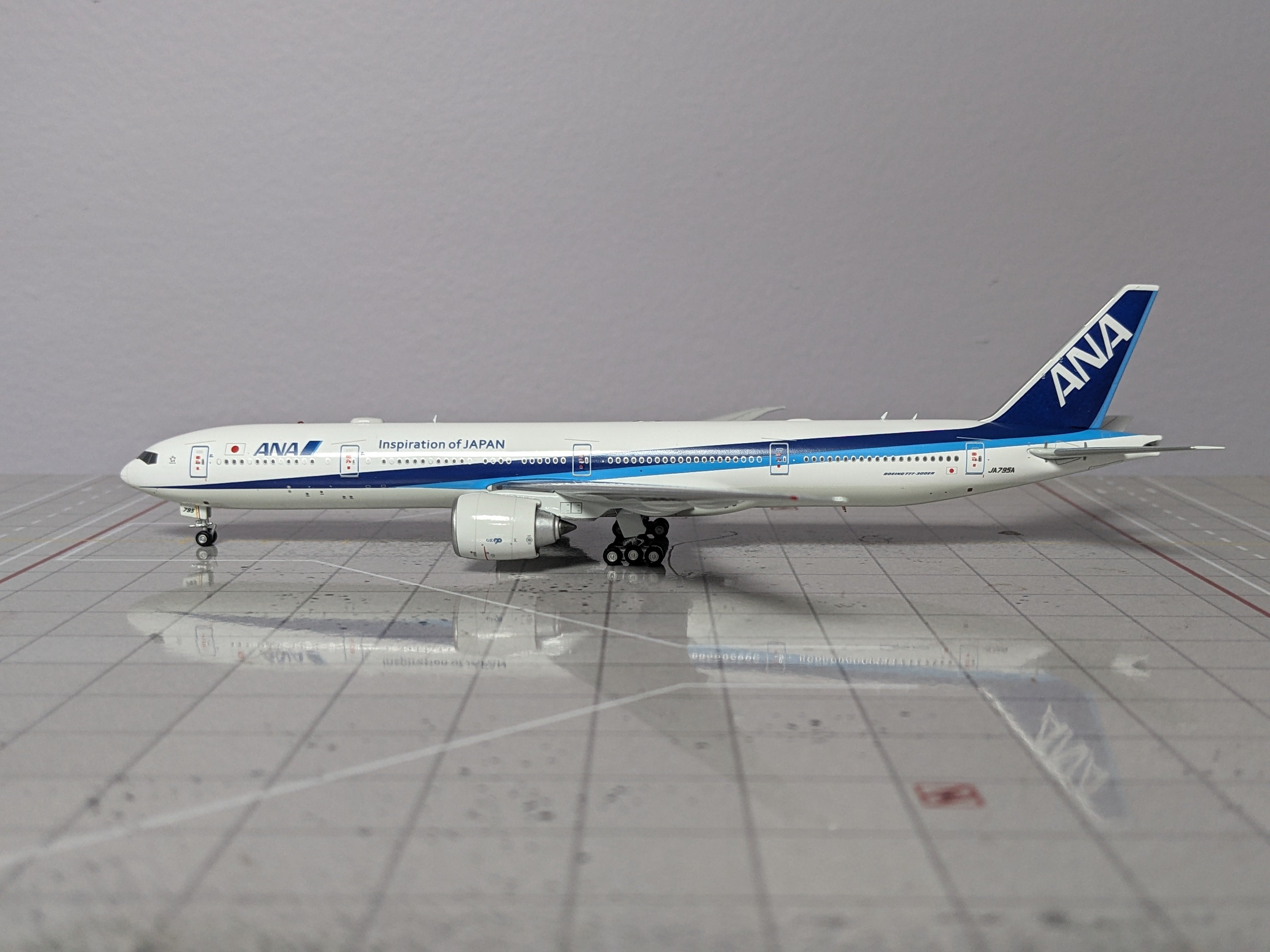 1:400 AV400 ANA B777-300ER JA795A