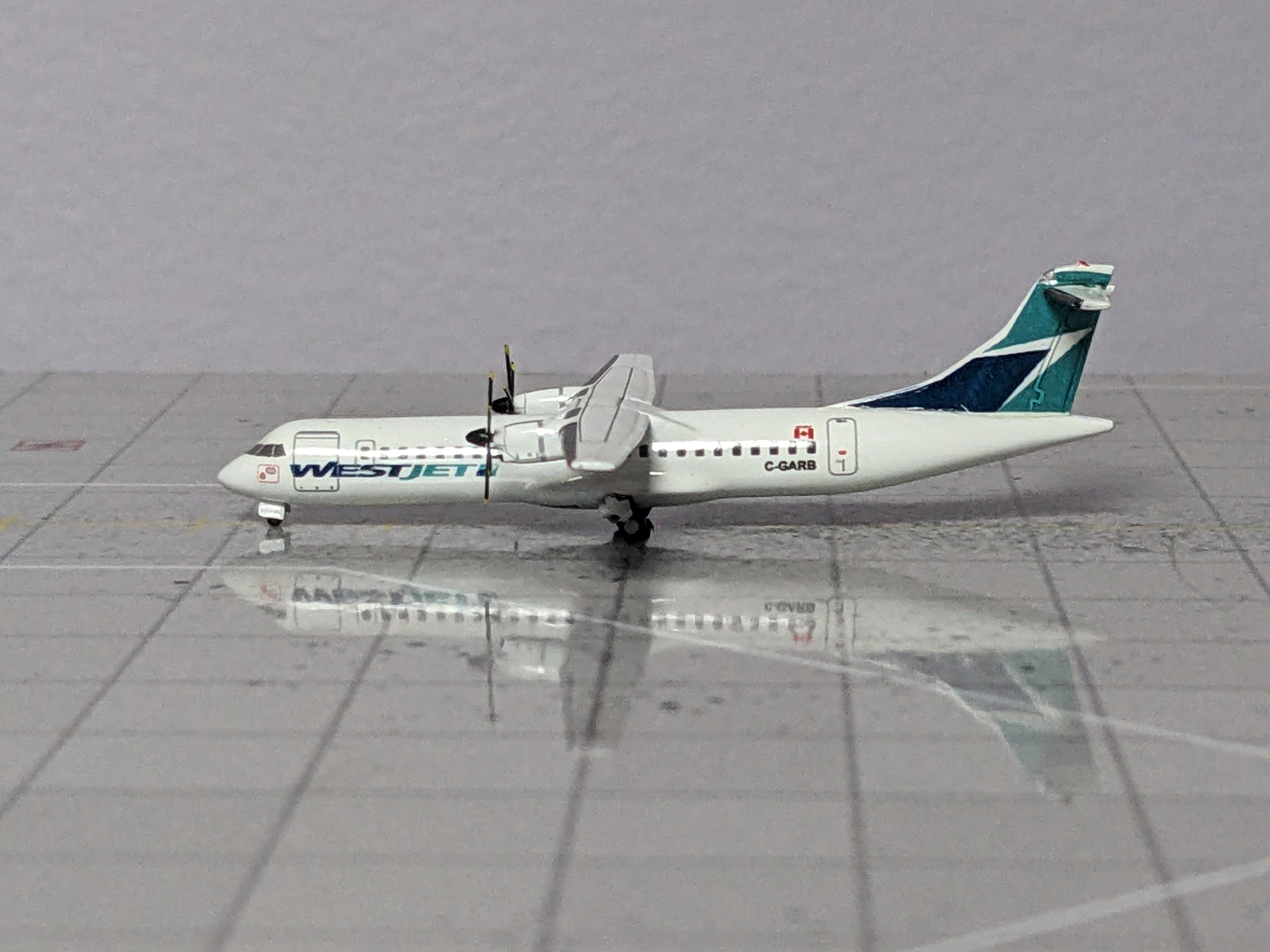 1:400 CUSTOM WESTJET ATR-72 C-GARB