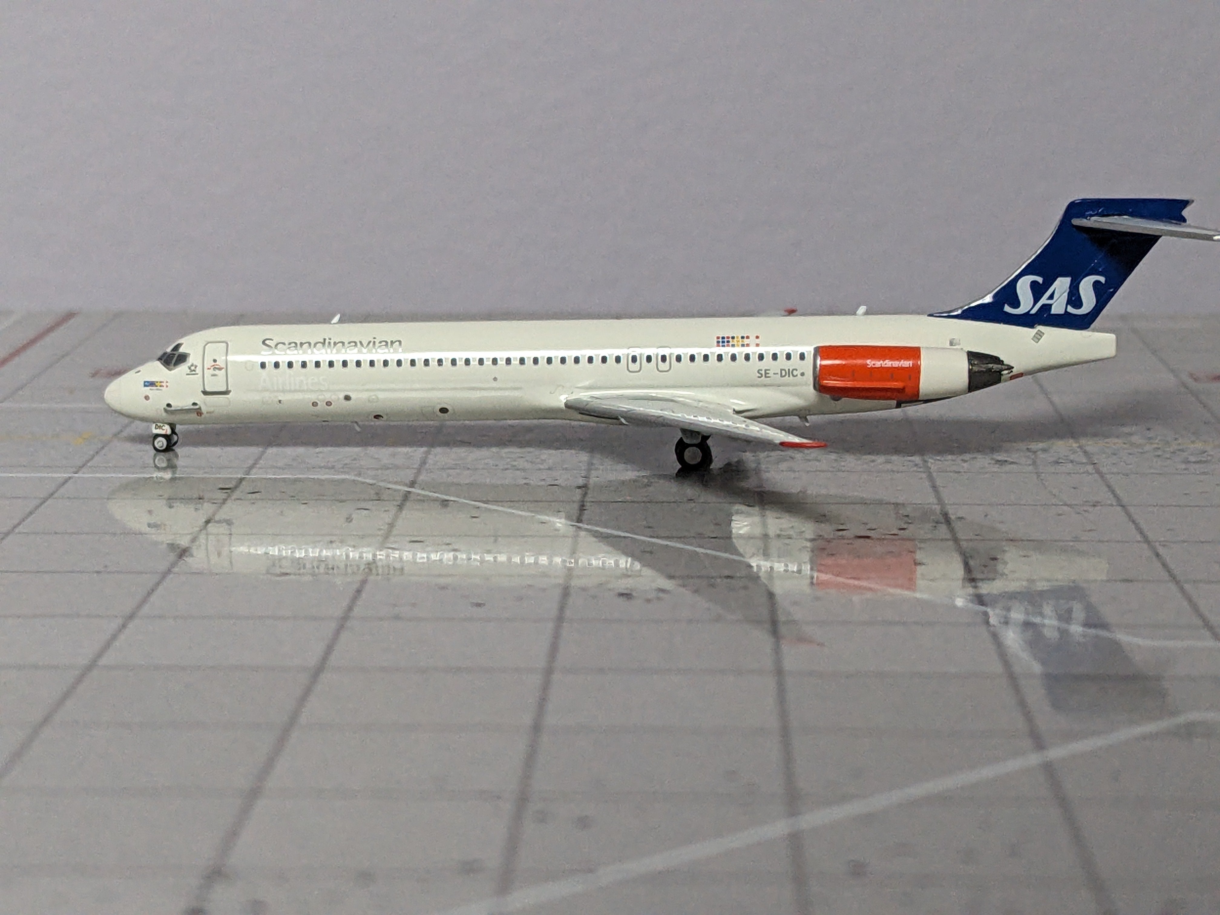 1:400 NG SAS MD-87 SE-DIC