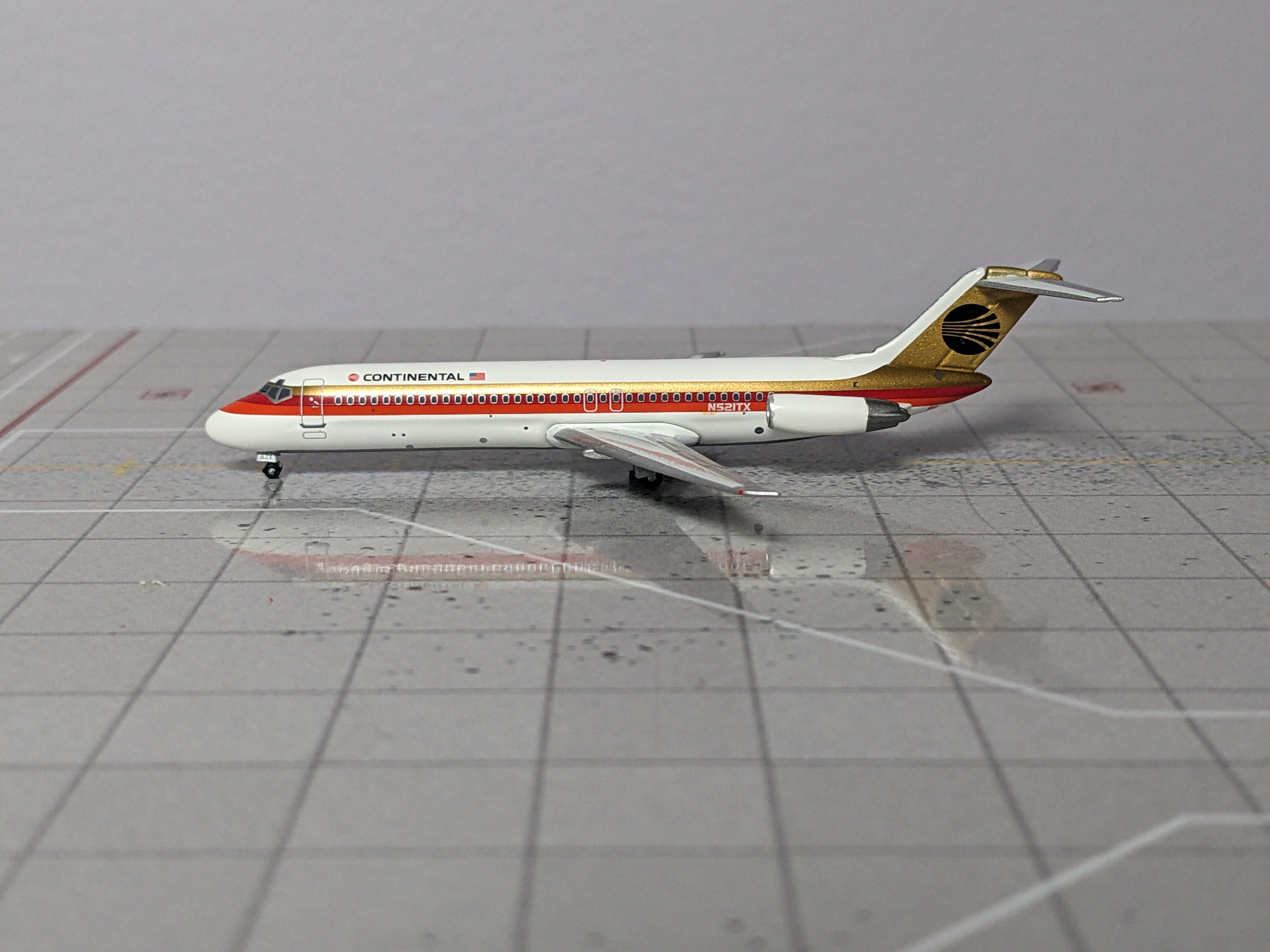 1:400 SEATTLE CONTINENTAL DC-9 2 PACK RED AND BLACK MEATBALLS