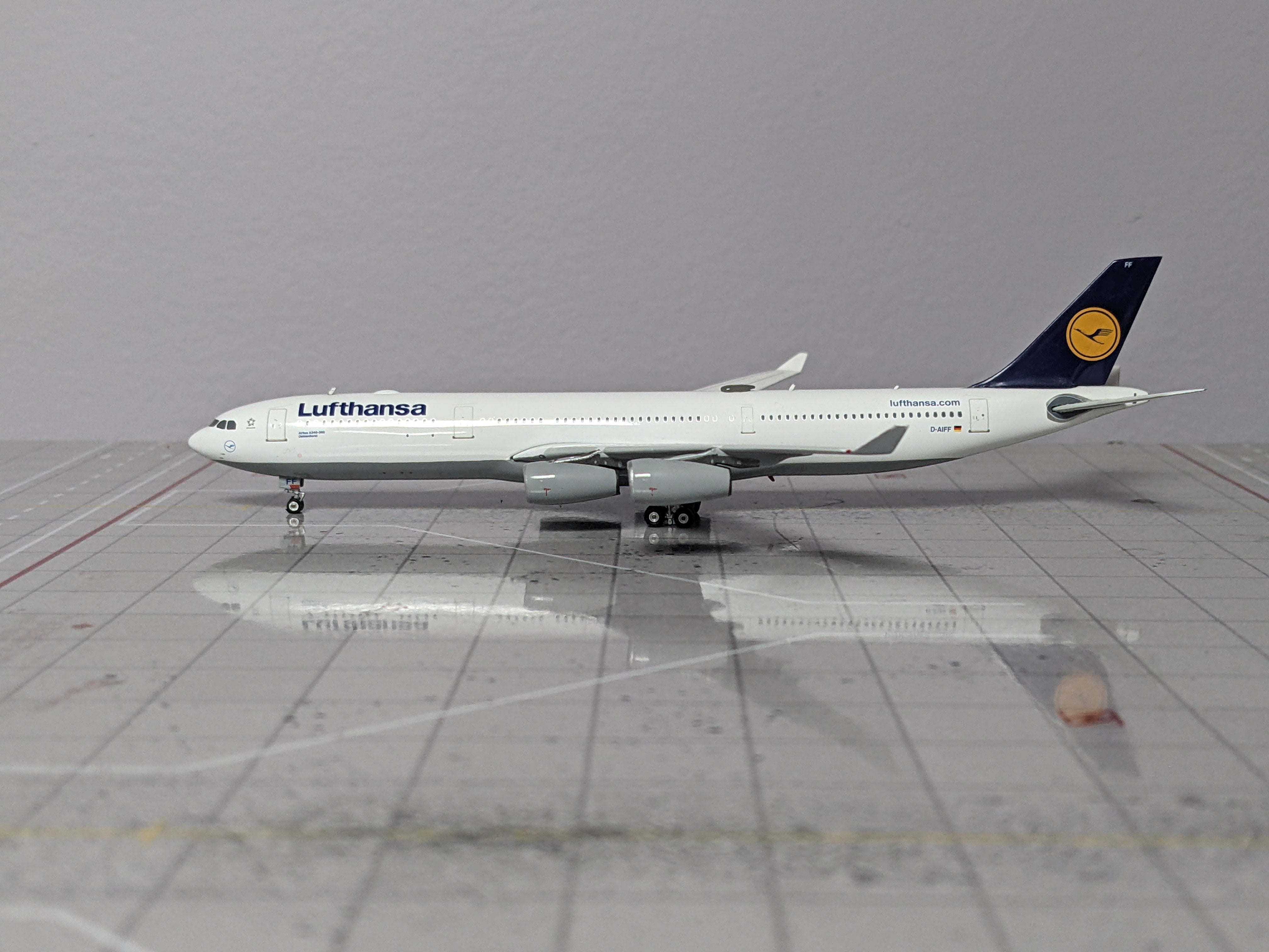 1:400 PHOENIX LUFTHANSA A340-300 D-AIFF