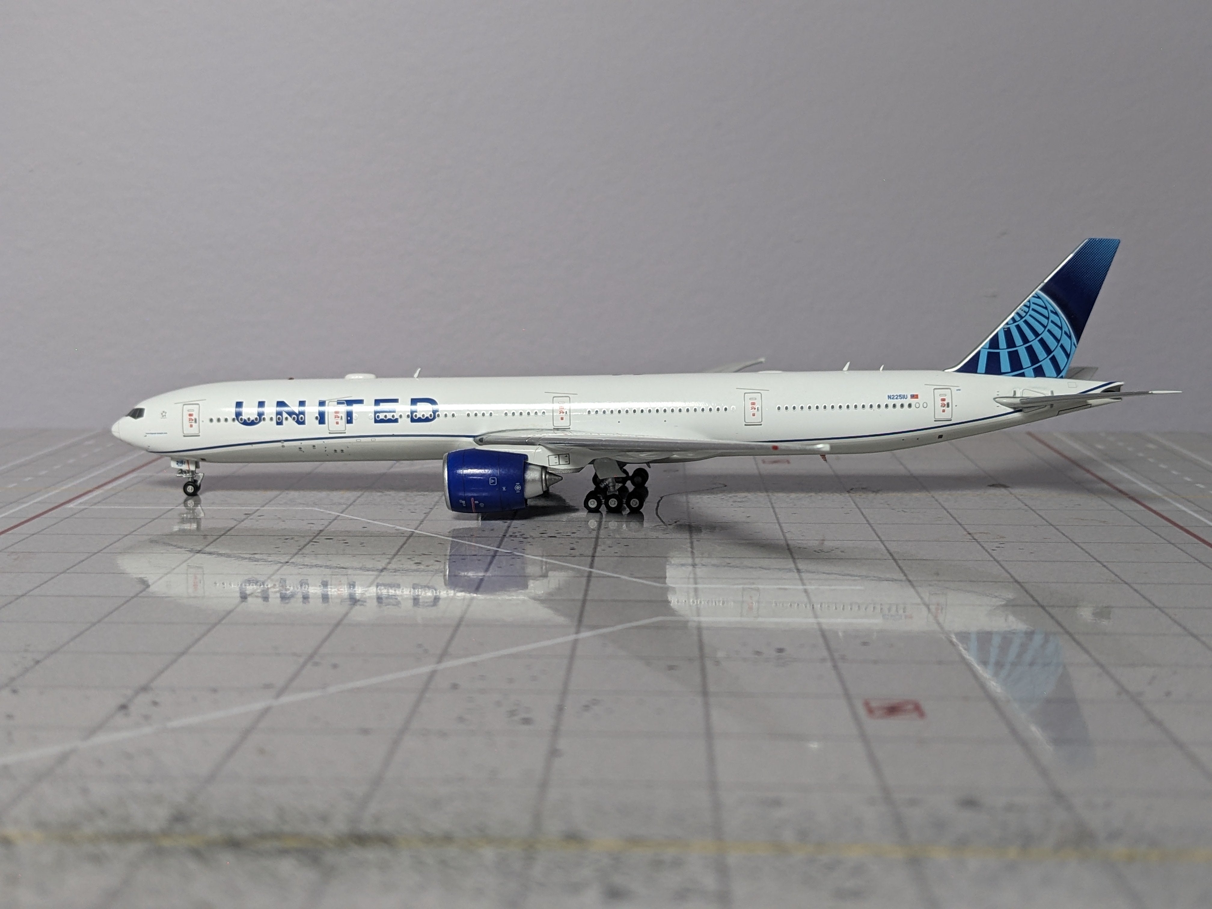 1:400 AV400 UNITED B777-300ER N225IU