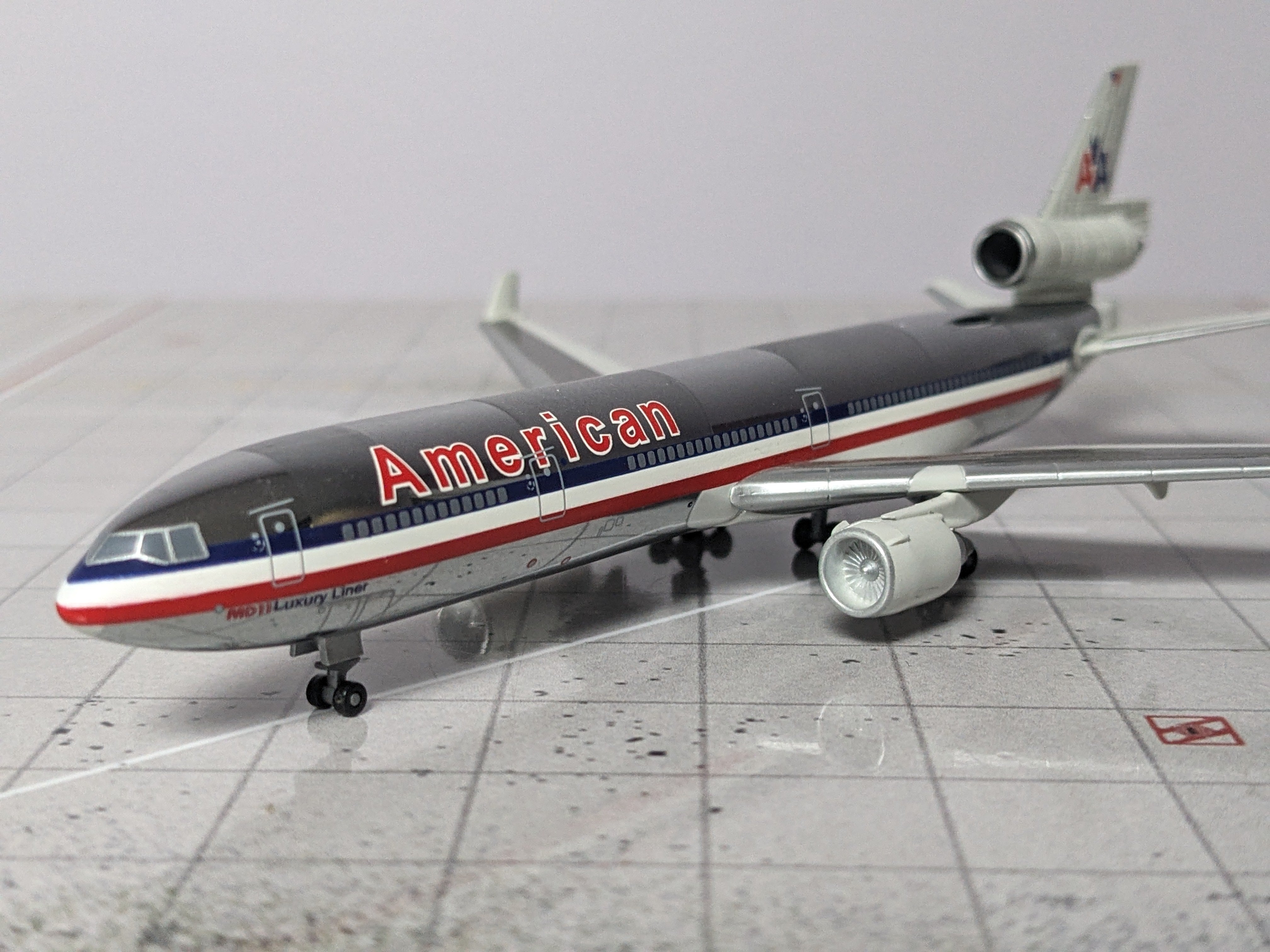 1:400 DRAGON AMERICAN MD-11 N17588 "PANEL LINES"