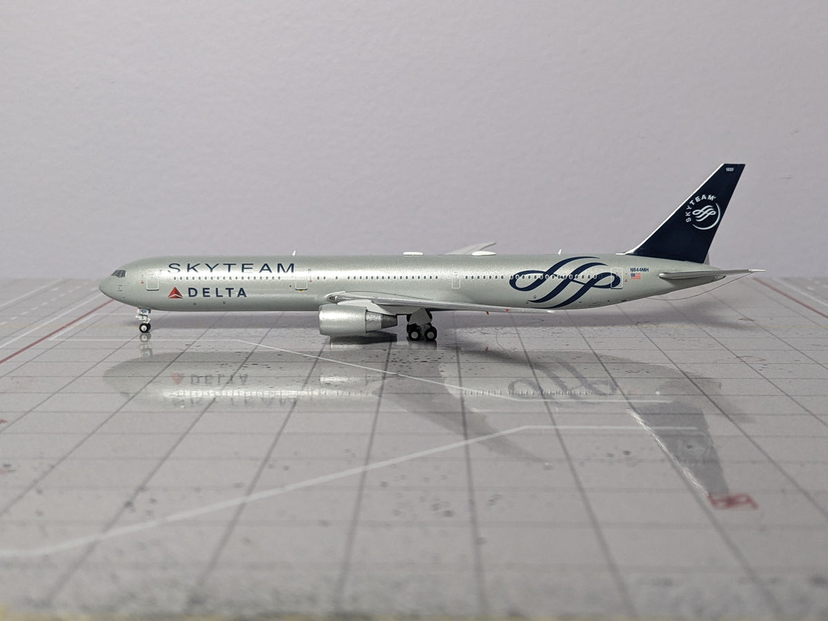 1:400 PANDA B767-400 N844MH