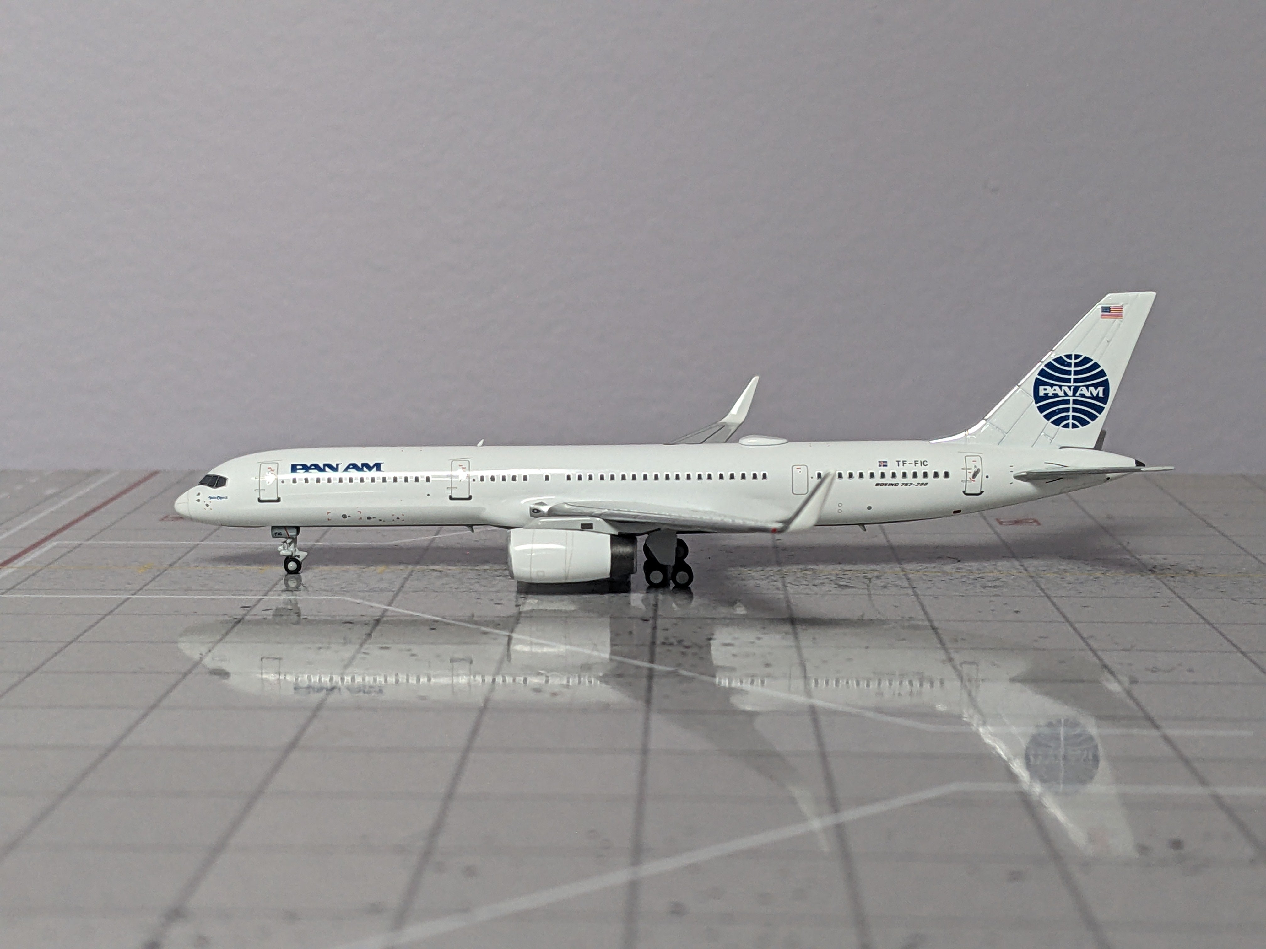 1:400 NG PAN AM B757-200 TF-FIC