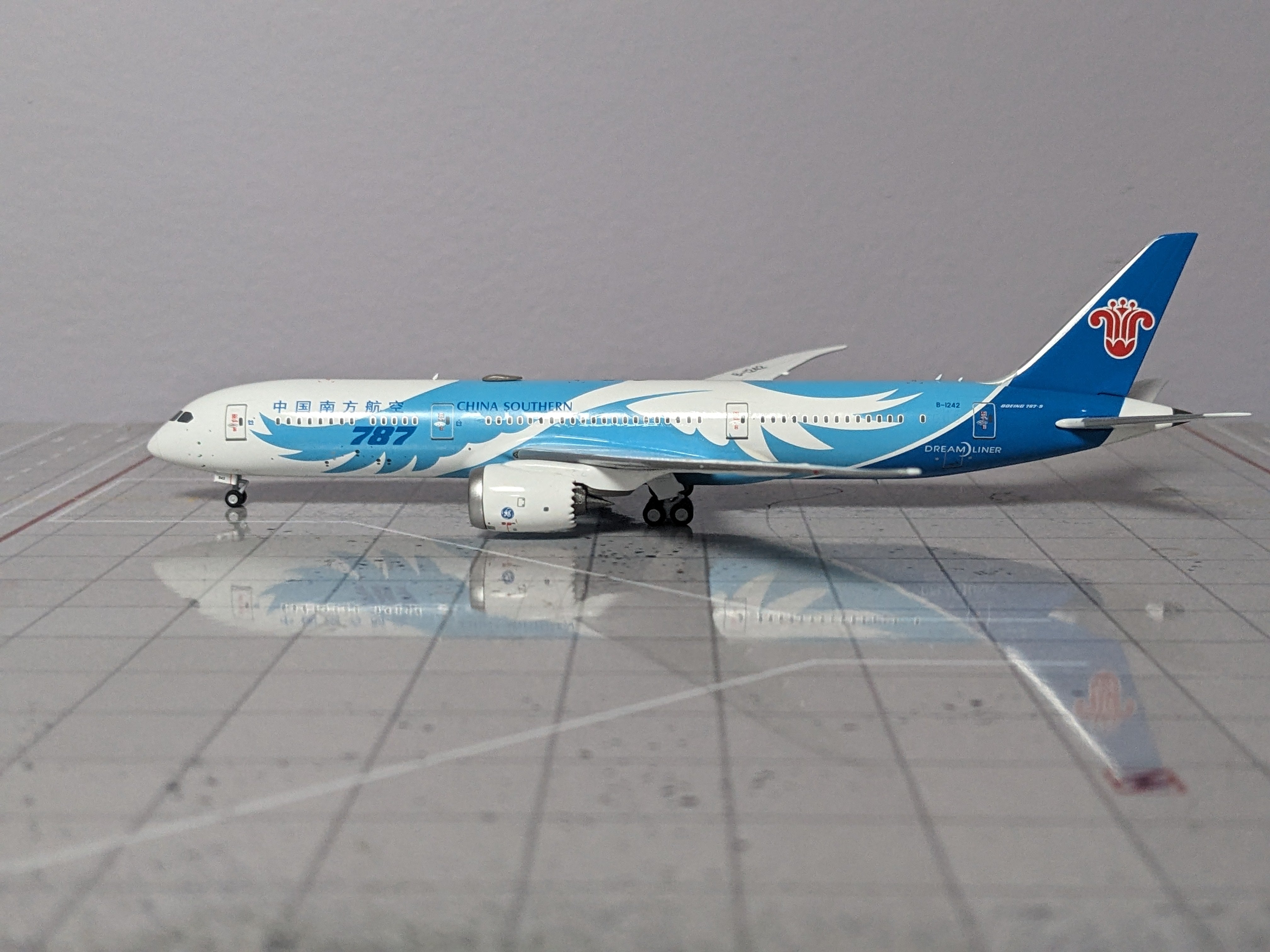 1:400 NG CHINA SOUTHERN B787-9 B-1242