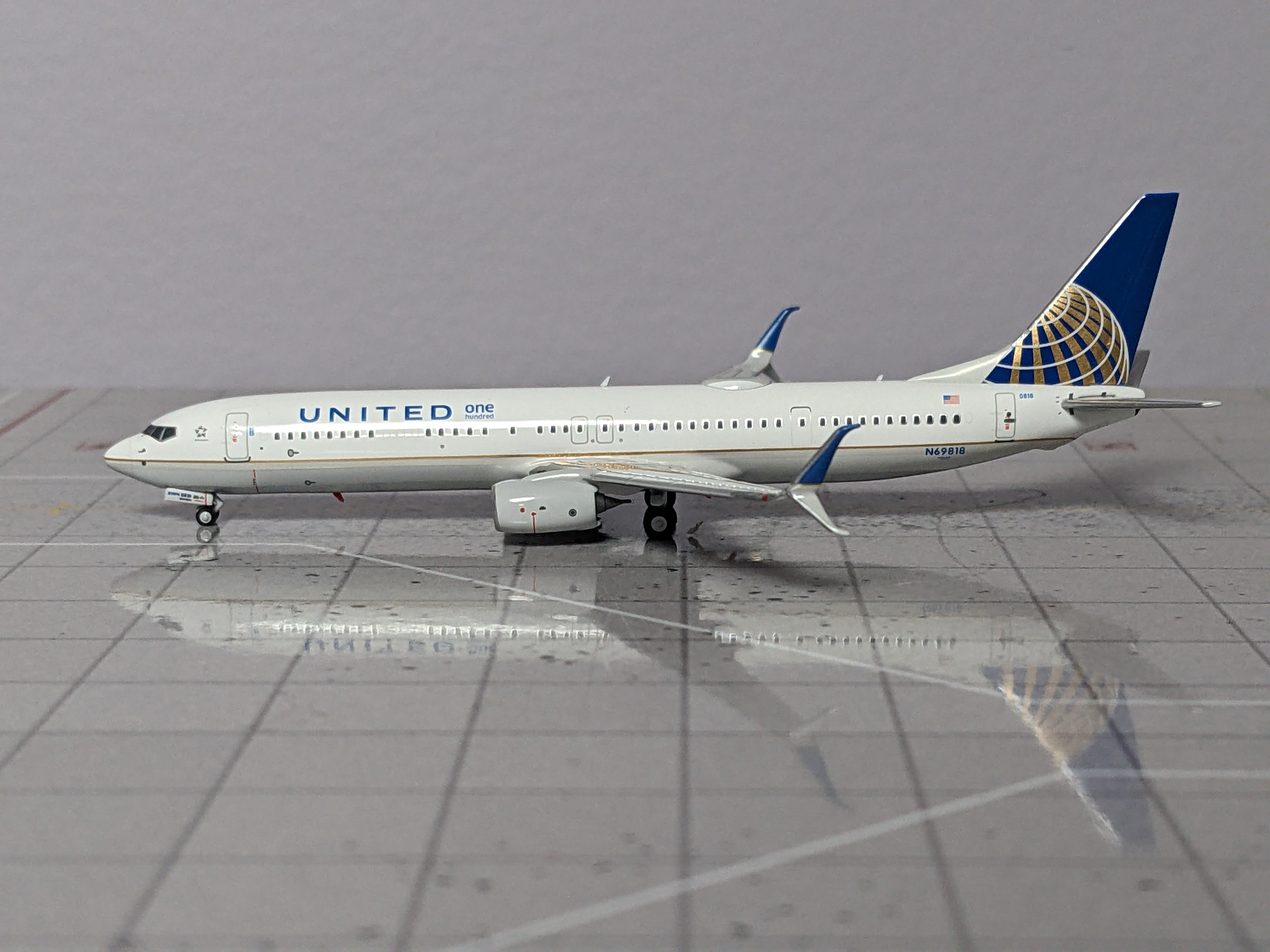 1:400 NG UNITED B737-900ER N69818 "ONE"