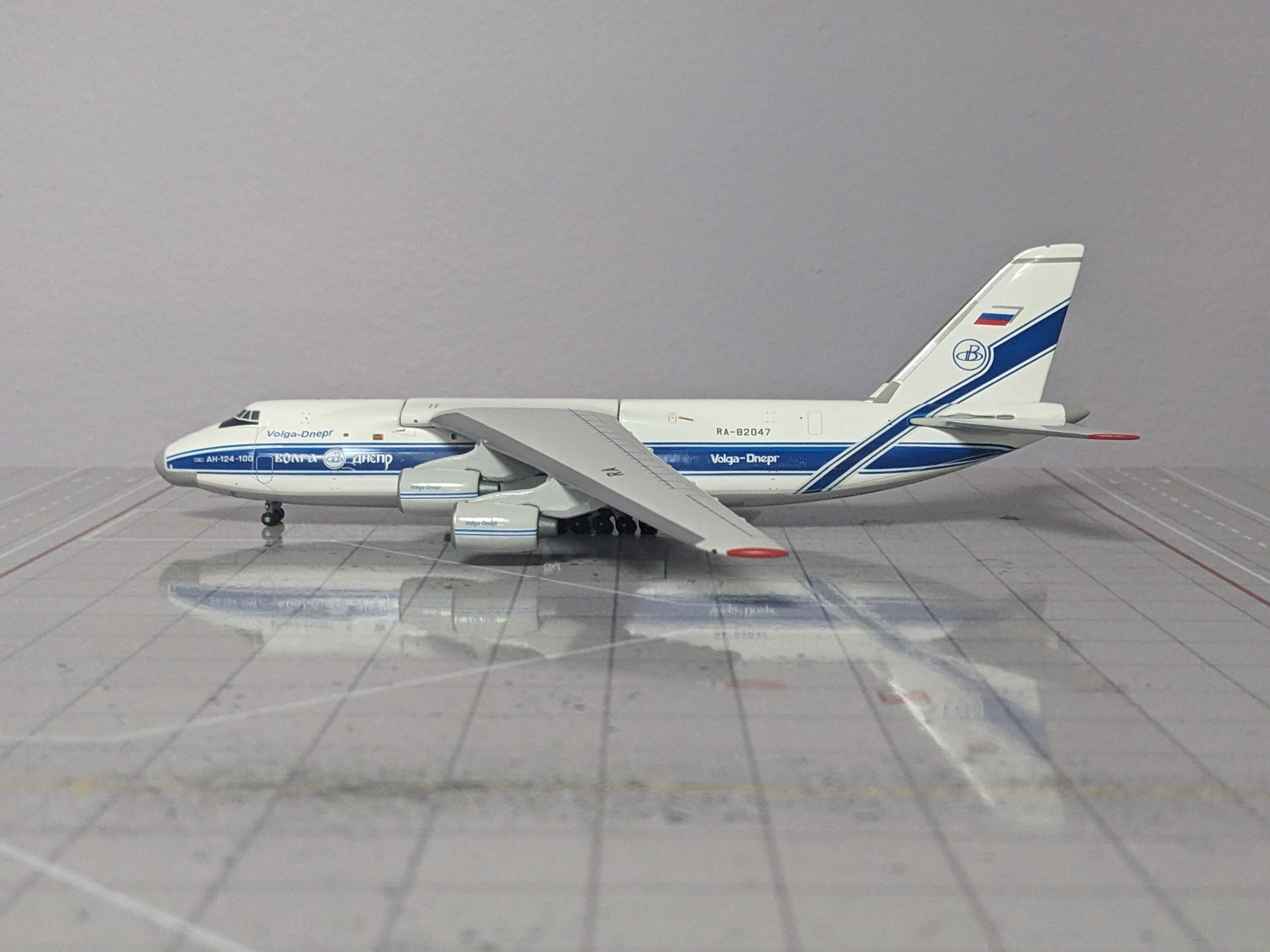 ヴォルガドニエプル航空 AN-124 RUSLAN RA-82042 1/400 1:400 Volga