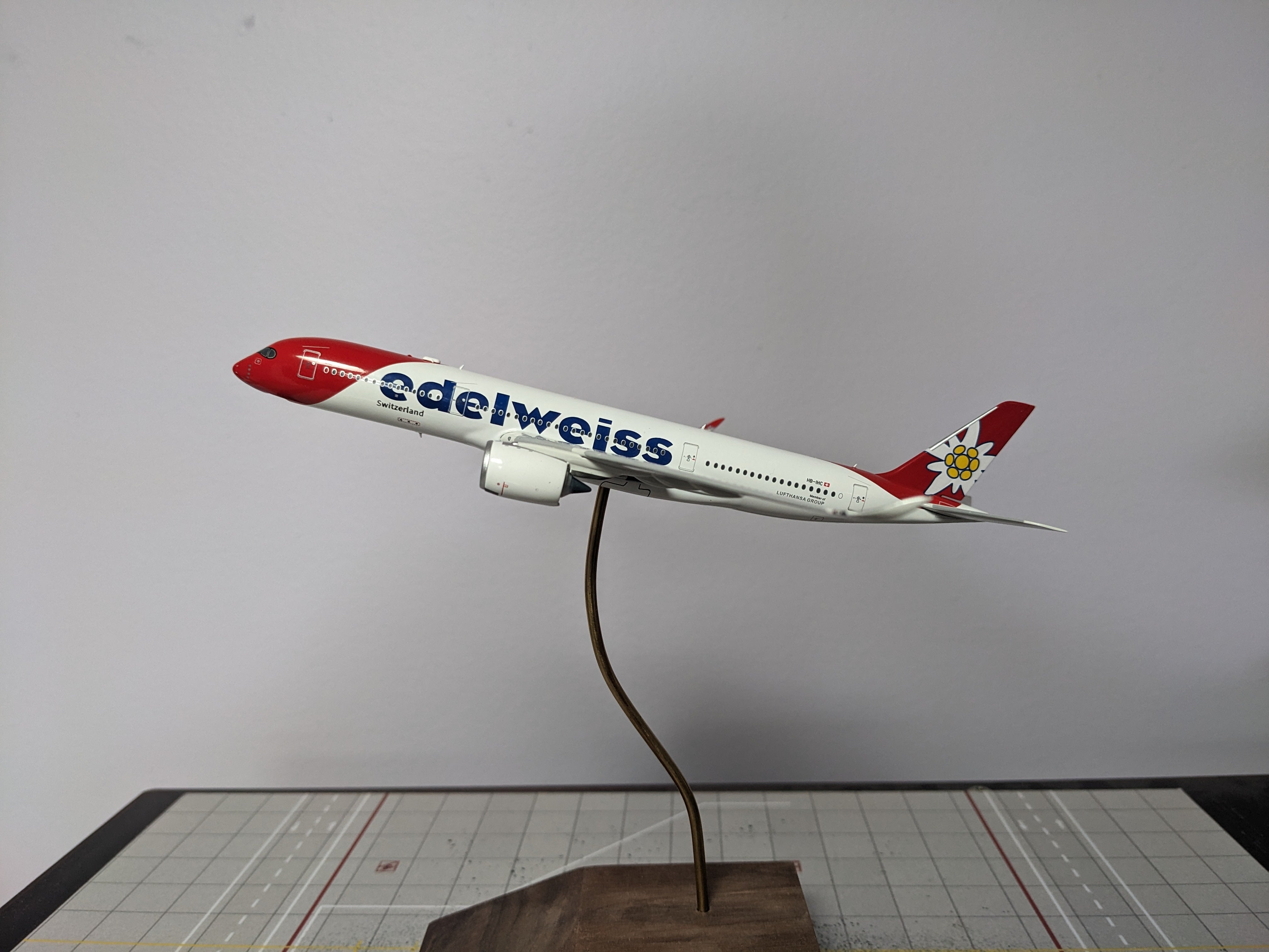 1:400 AV400 EDELWEISS A350-900 HB-IHC