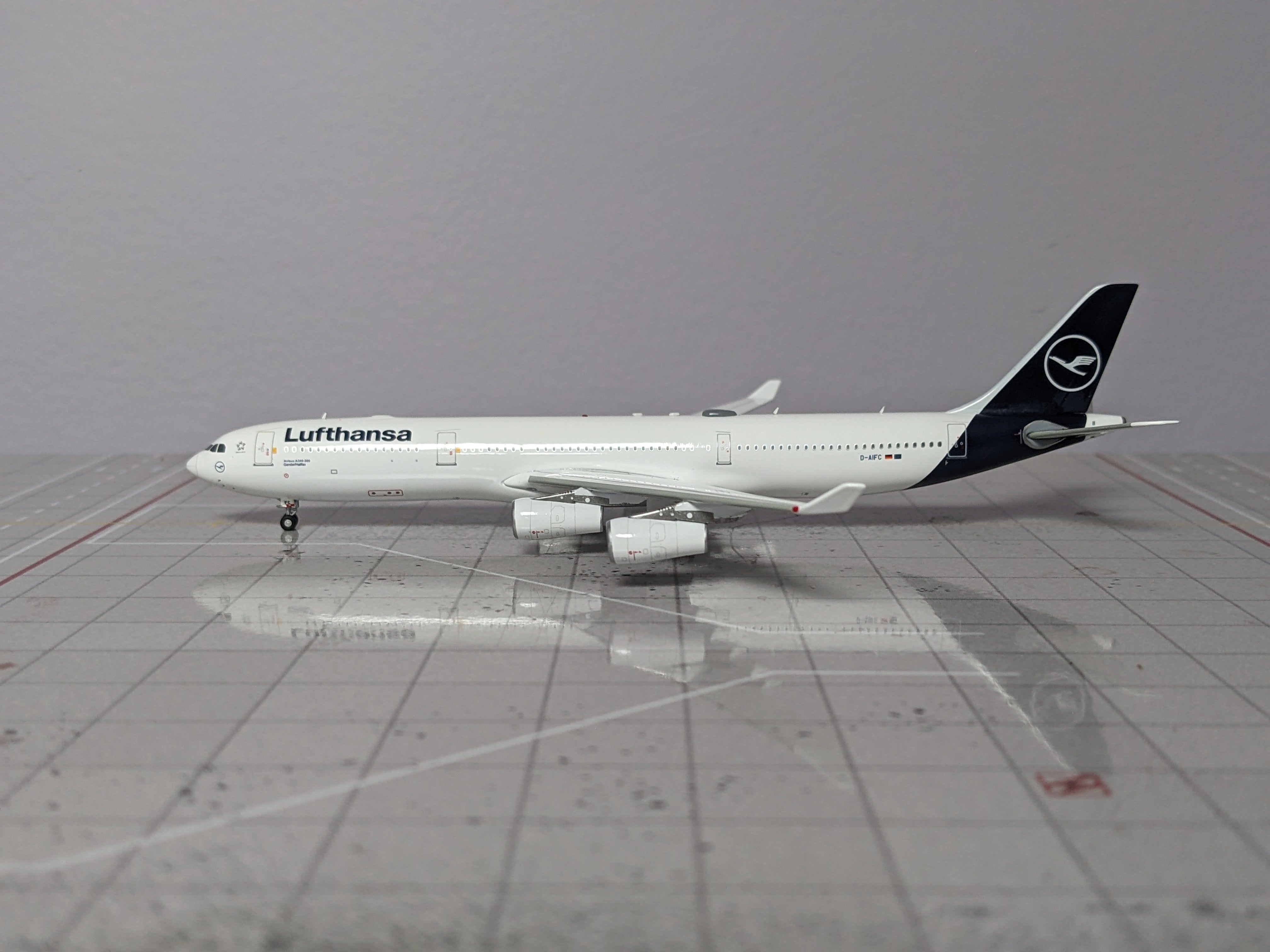 1:400 AV400 LUFTHANSA A340-300 D-AIFC