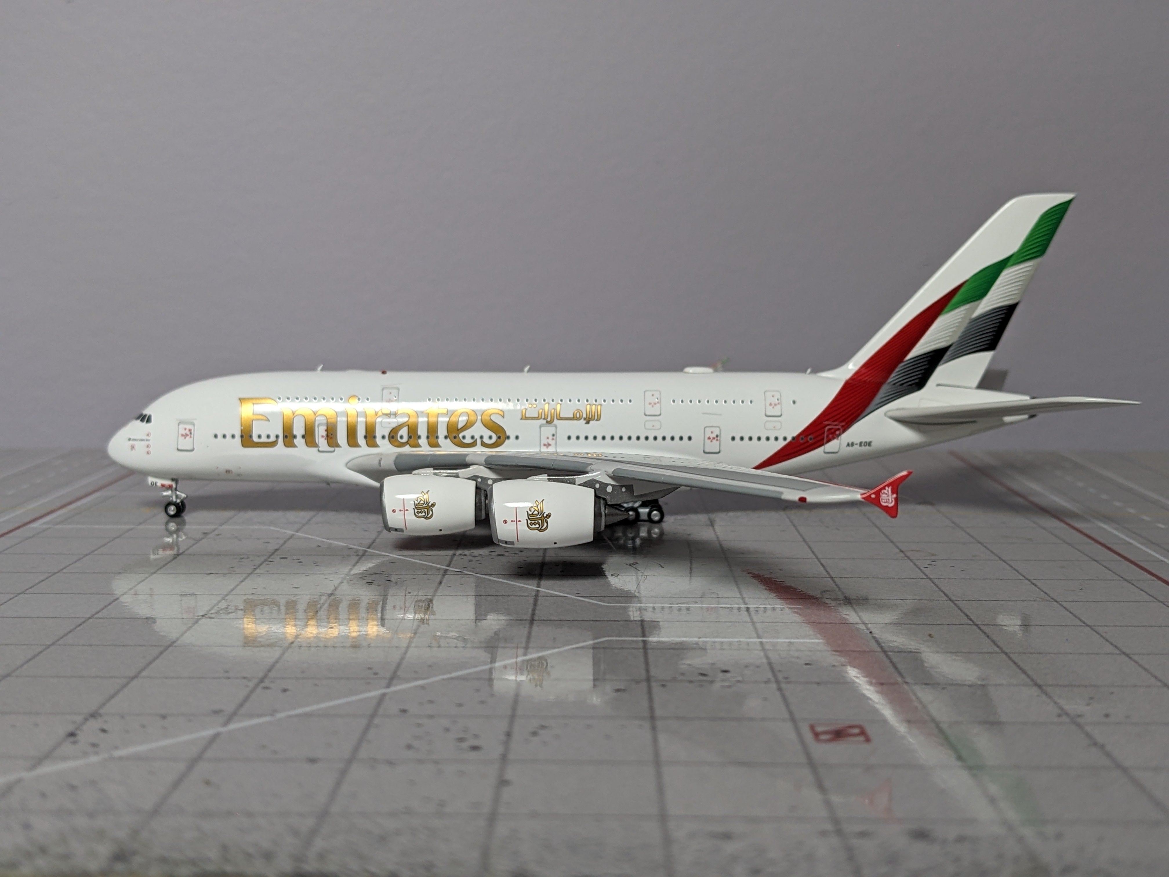 1:400 AV400 EMIRATES A380 A6-EOE
