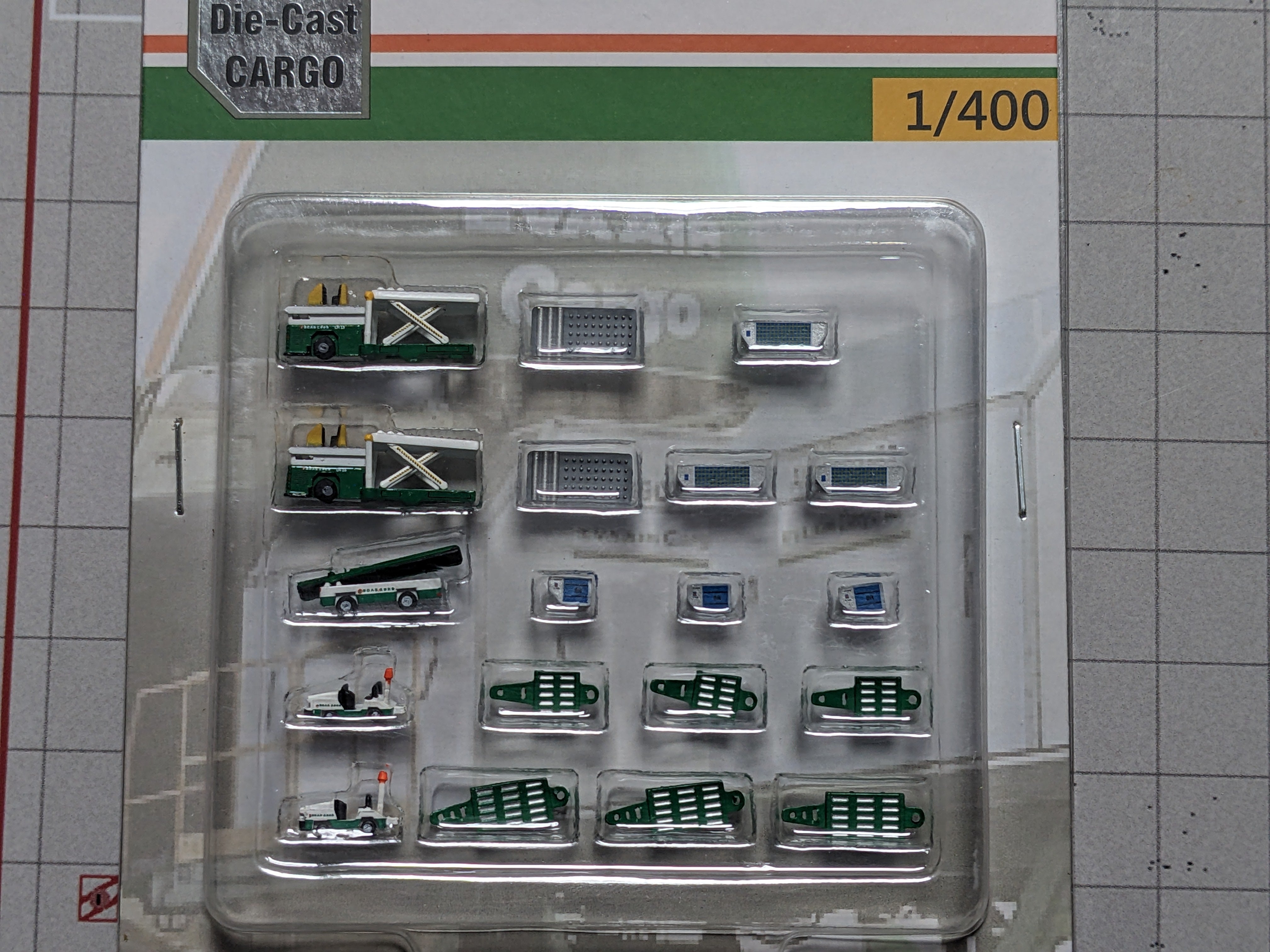 1:400 AIRPORT CARGO SET