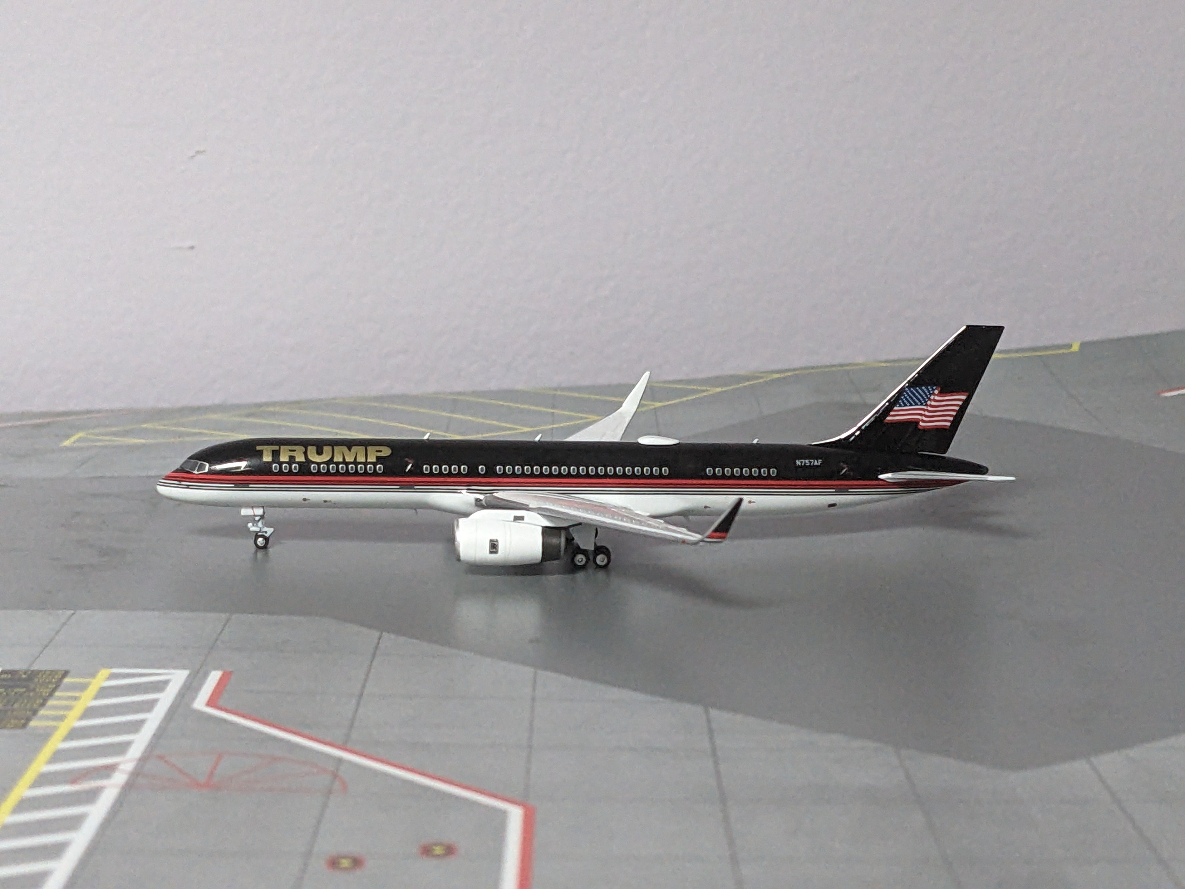 1:400 NG TRUMP B757-200 N757AF "NEW"