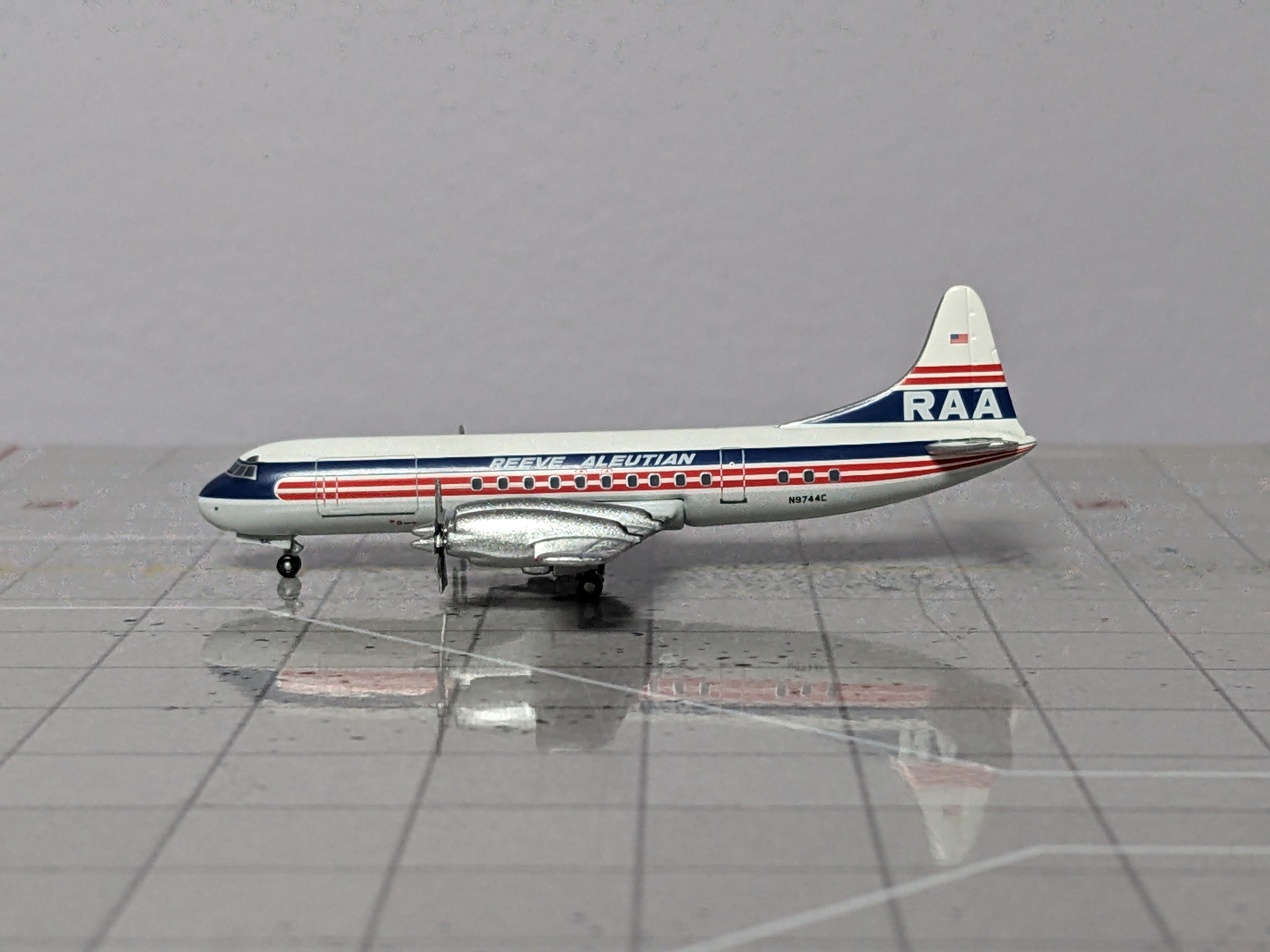 1:400 AEROCLASSICS REEVE ALEUTIAN AIRWAYS L-188 N9744C